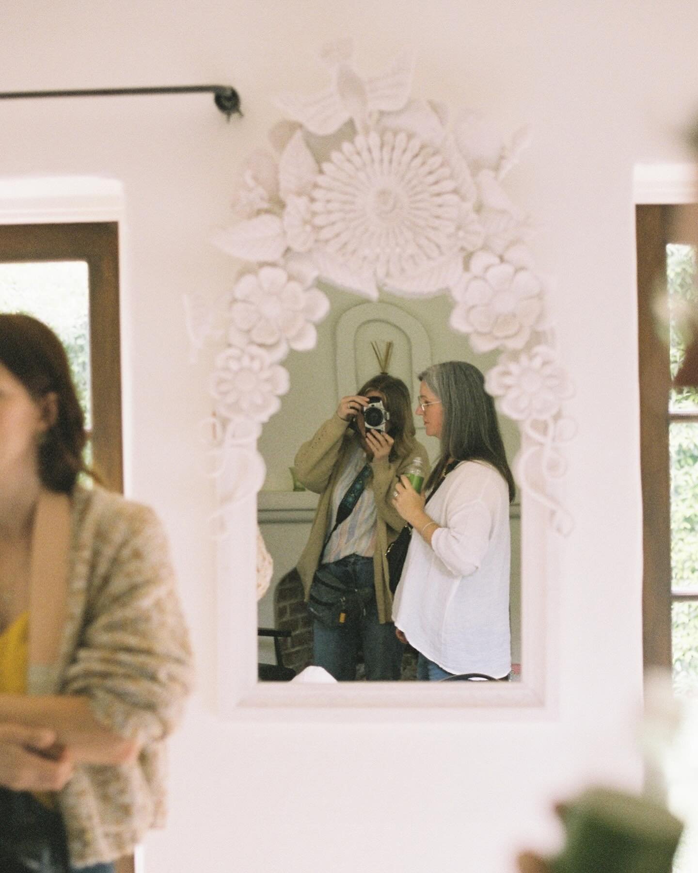 Hi 👋🏻 #mirrorselfiemonday 

Alternative title: Kamie x Two 
Alternative title title: what happens when you get a bunch of a photographers and a cute mirror? We can&rsquo;t help ourselves. 

#kodakprofessional #kodakportra400 #thefindlab #colormehap