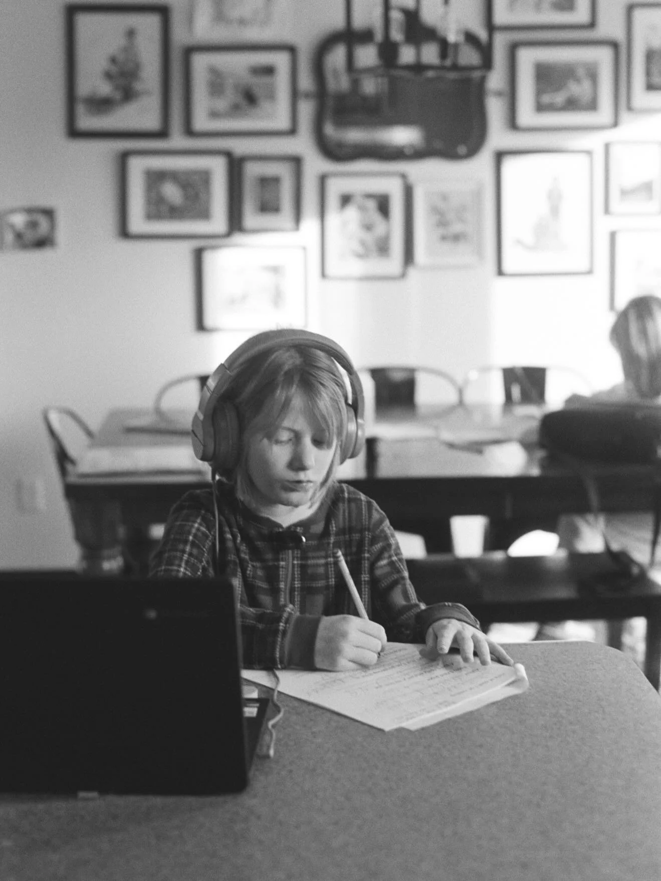Winter photo diary snap shots 🤍🩶🖤 in case you&rsquo;re wondering, no - the dog is not allowed on the couch. But if you ever had a basset, you know. He does what he wants 🤷🏼&zwj;♀️

🎞️ Kodak Ultramax + Ilford HP5 #35mmfilm #kodakfilm #siouxfalls