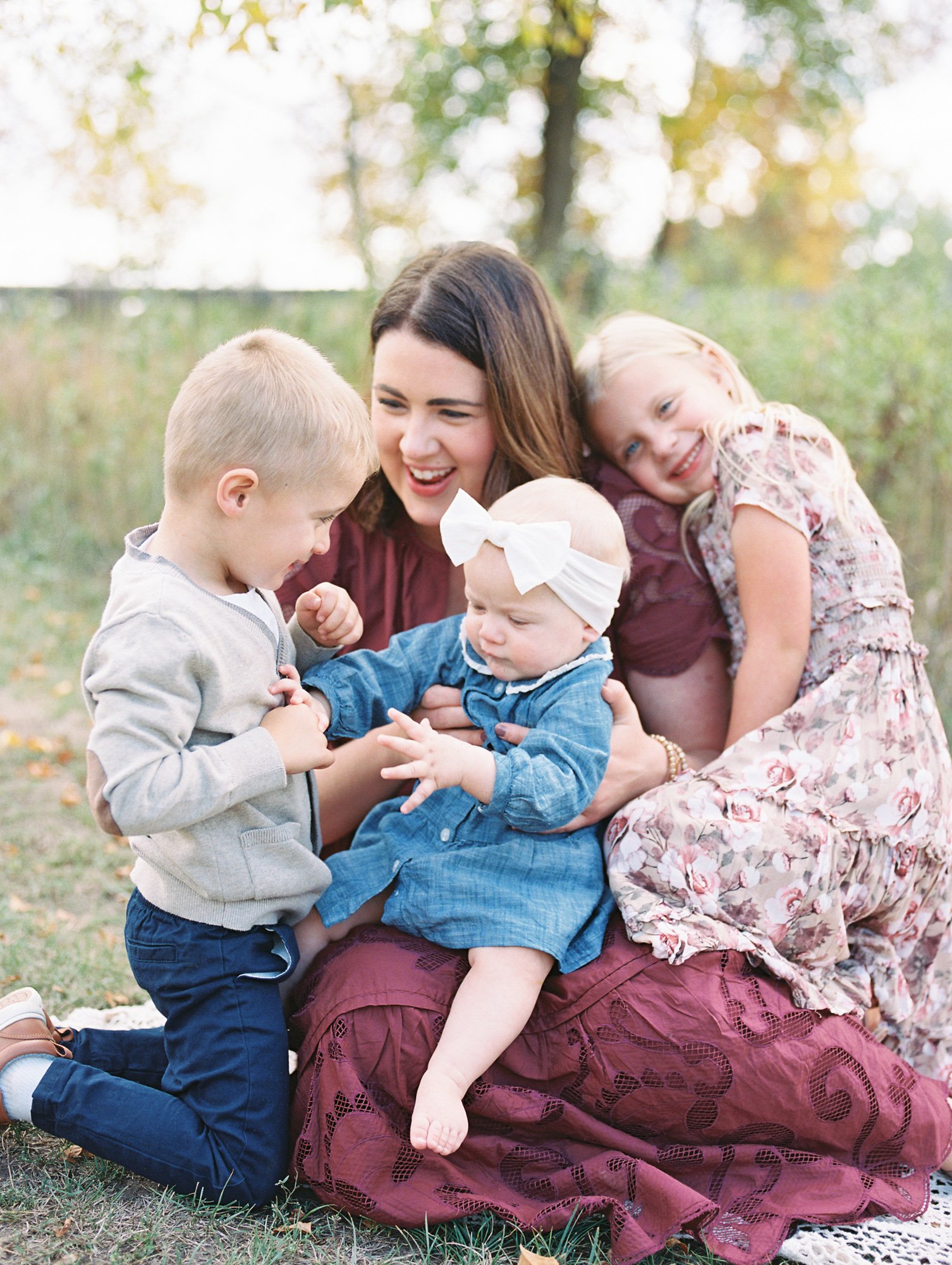 A Sioux Falls family hugging together on a fall day.