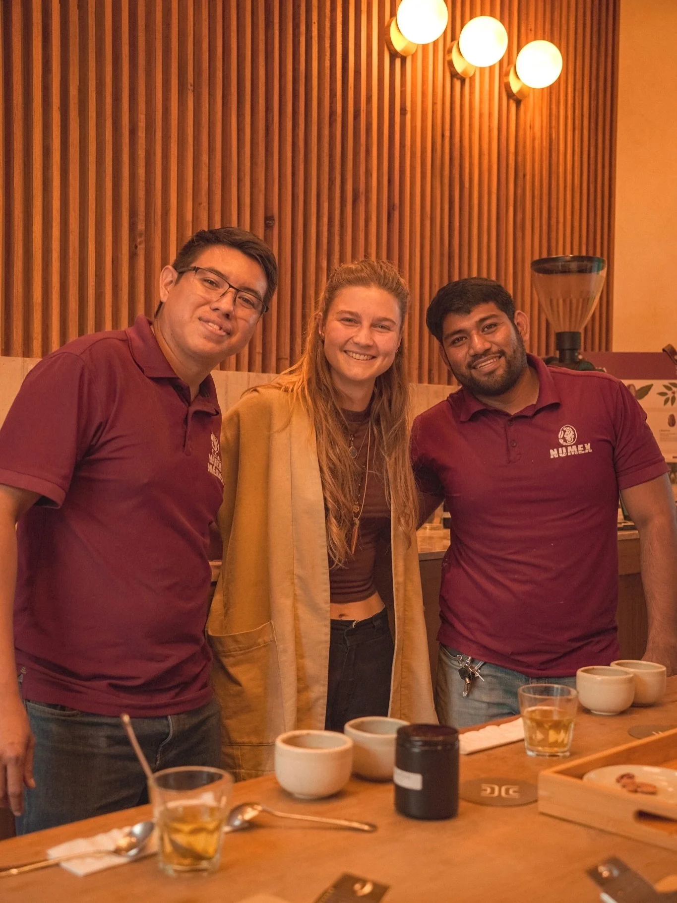 El caf&eacute; no solo se toma, se estudia.
Visitamos las instalaciones de @historicocafetostador , donde tuvimos la oportunidad de asistir a su escuela de caf&eacute; @chi.cafetaleshamburgoinstitute . 

Aldo, encargado del beneficio seco, y Cecilio,