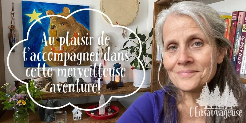 femme aux cheveux gris, souriante et accueillante