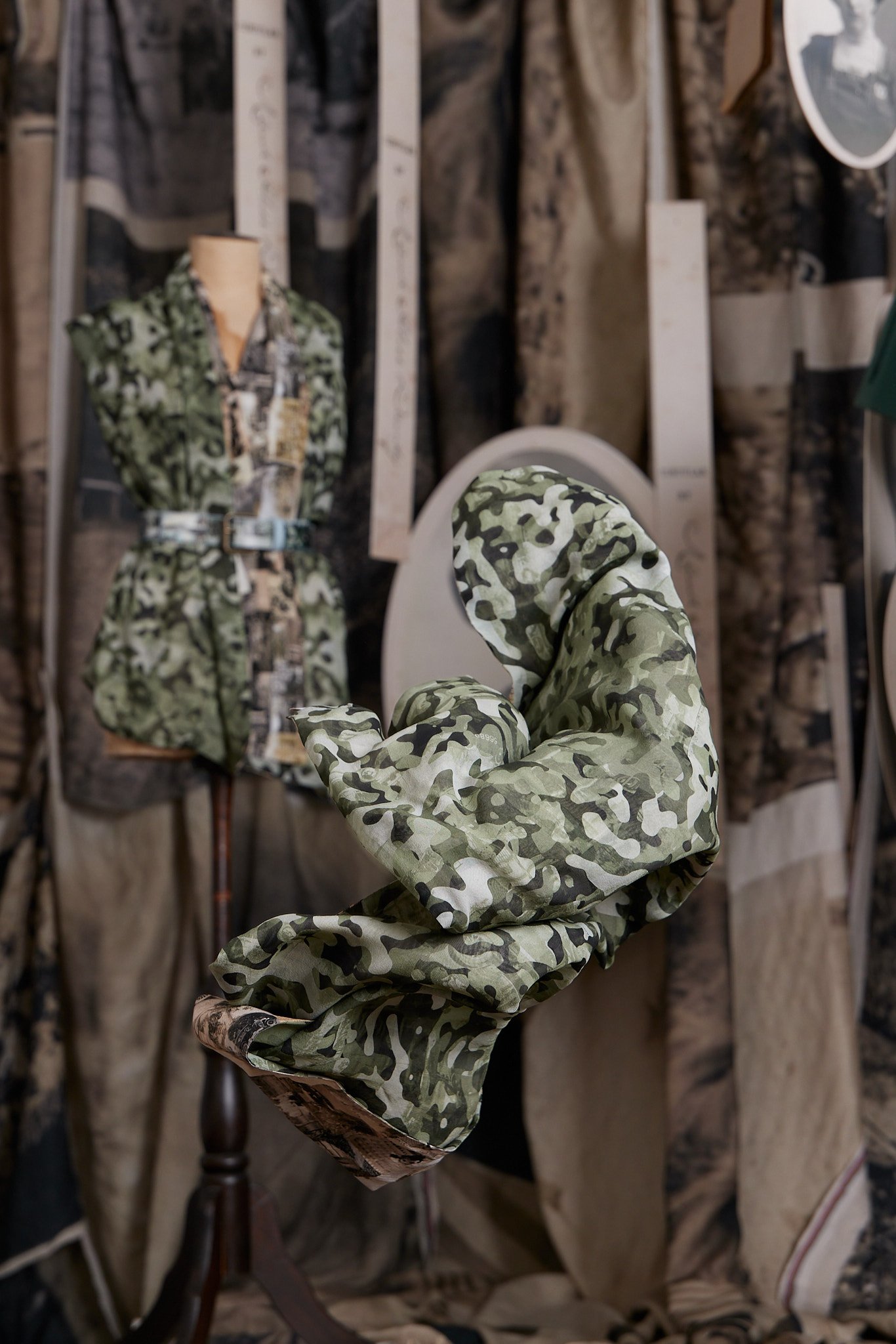 CIR0029 CAR CAMO SCARF