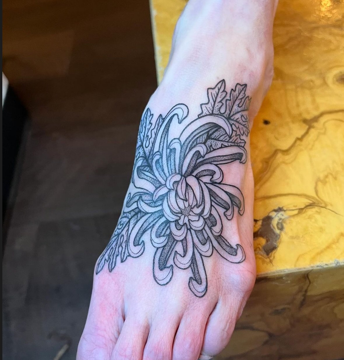 By @gretchengambilltattoo 💐 🪴
&bull;
&bull;
#cygnitattoo #foottattoo #tacomatattooartist #tacomatattooshop