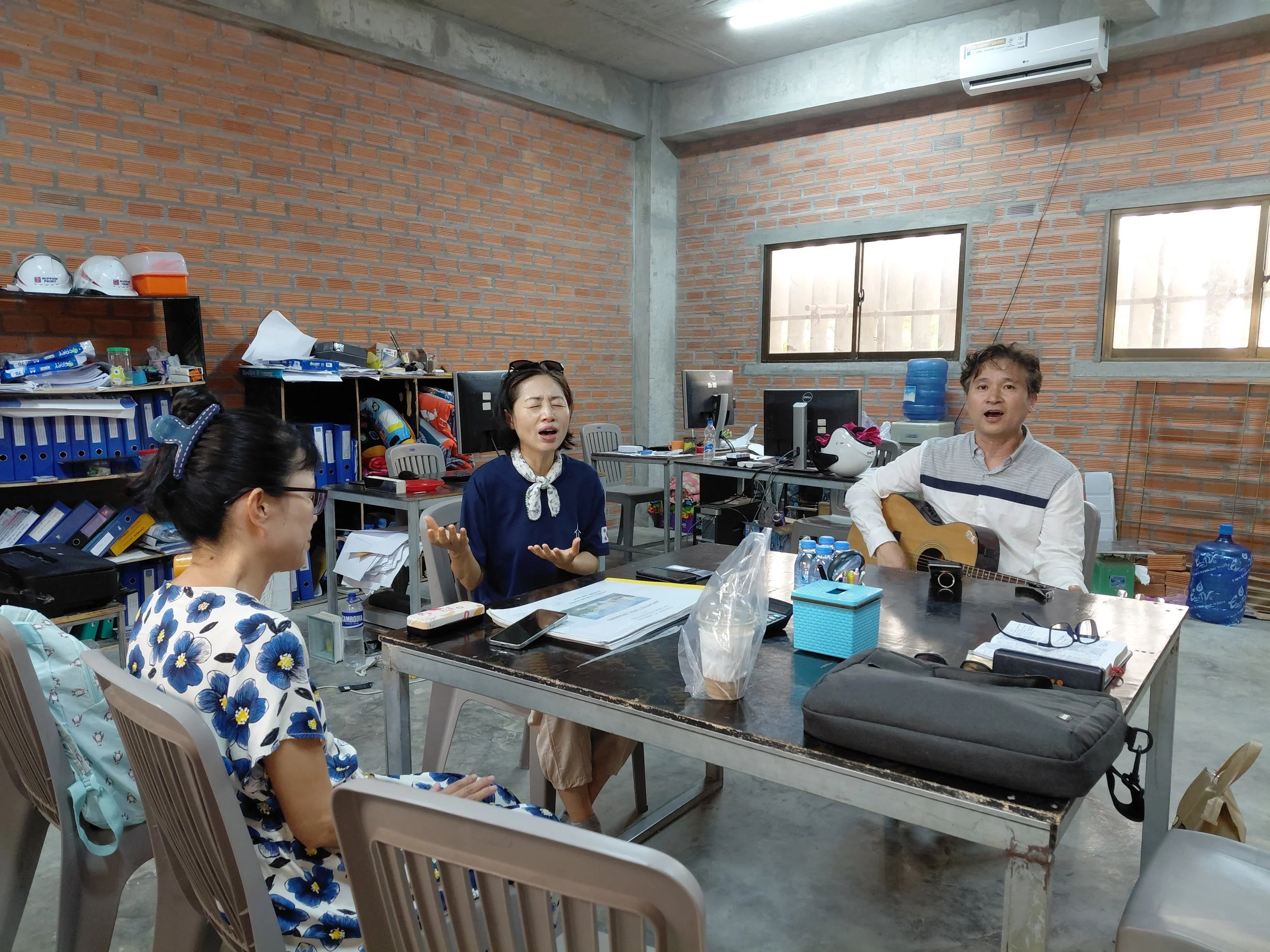 하나님의 말씀을 경청하는 것이 먼저입니다
