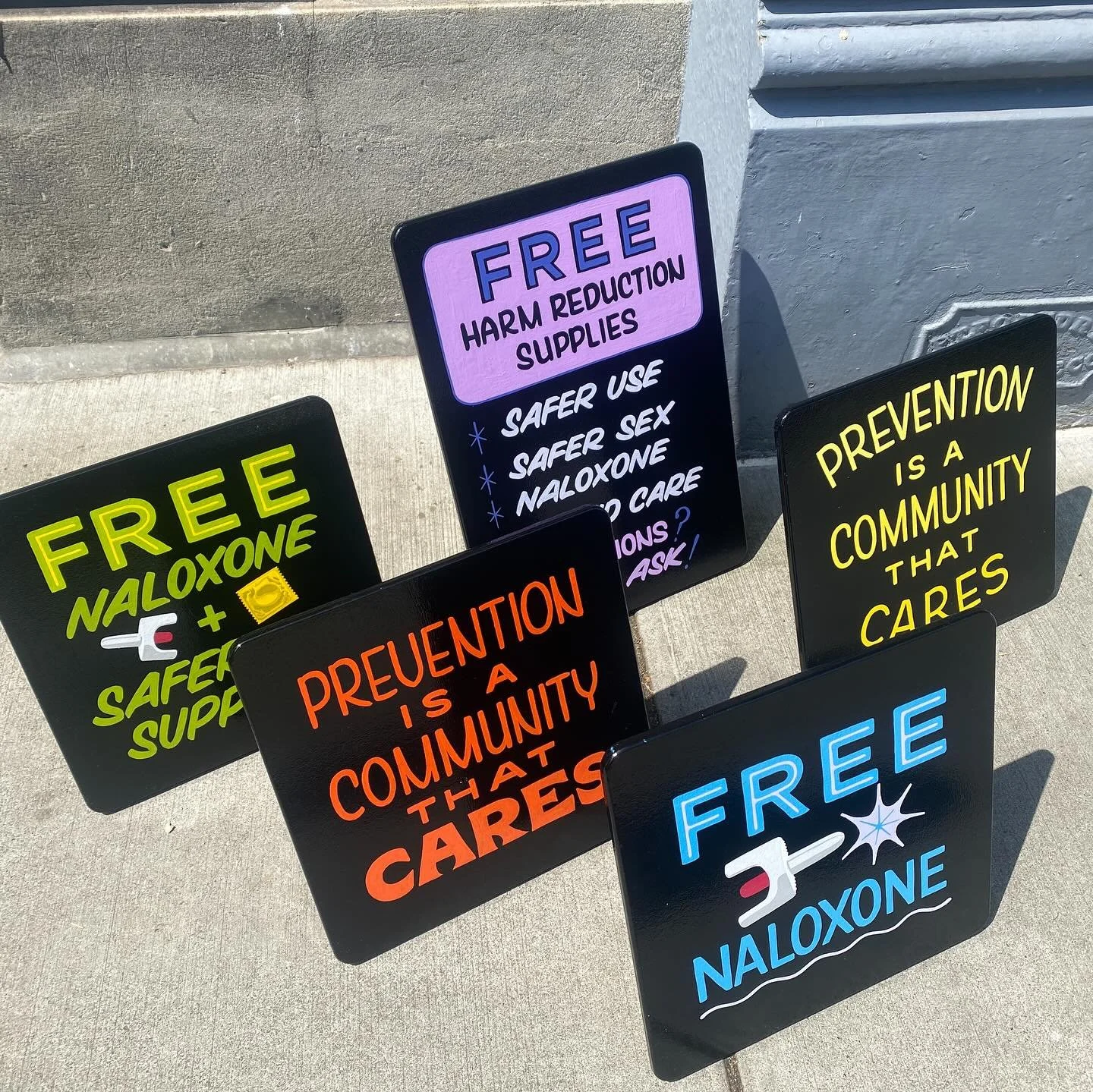 delivered these colorful tabletop signs today! many thanks to the @jeffcopublichealth_wa harm reduction outreach team 🖤 

#signpainter #signpainting #signwriting #handpaintedsigns #alwayshandpaint #handlettering #handpainted #brushlettering #customl