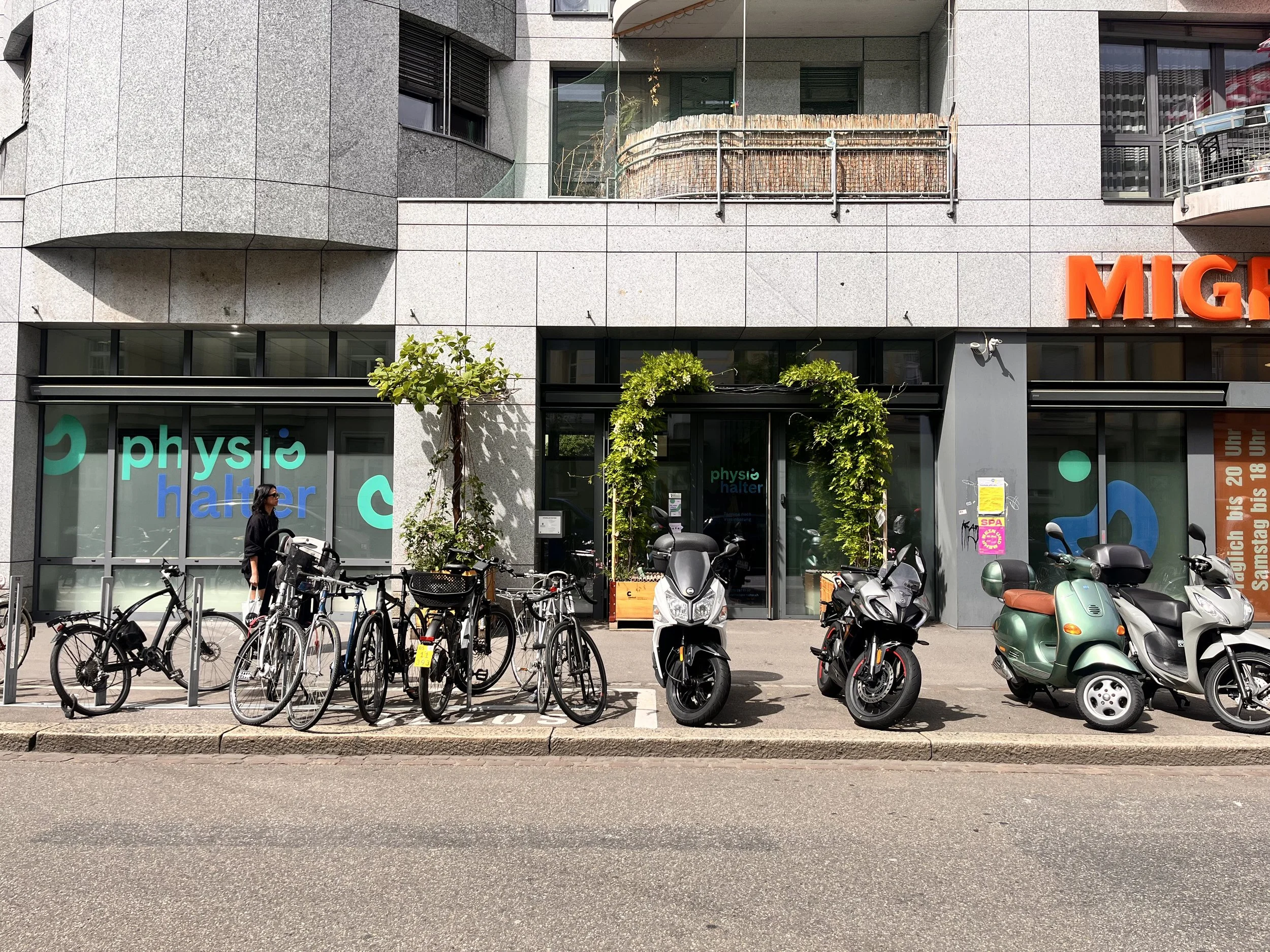 Außenansicht des Praxisgebäudes Physio Halter in Basel mit Fahrrädern und Schaufenster