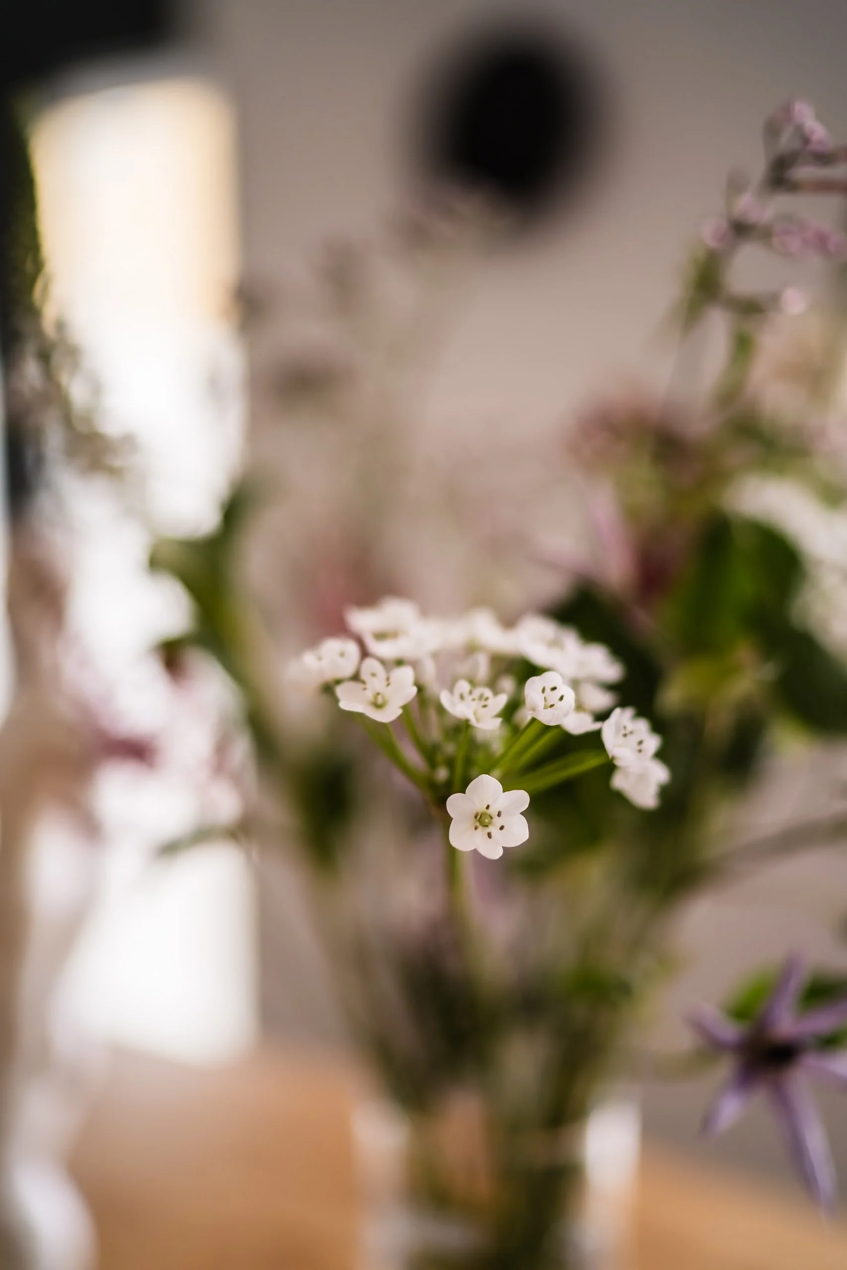 Behandlungsraum Tuina Massage Basel – Detailaufnahme eines Blumenstrausses, harmonische Atmosphaere fuer TCM und Akupressur.