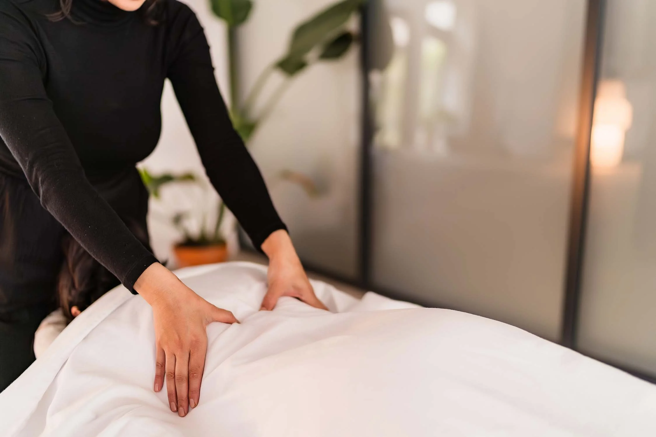 Akupressur-Behandlung – sanfte TCM-Massage in ruhiger Atmosphäre