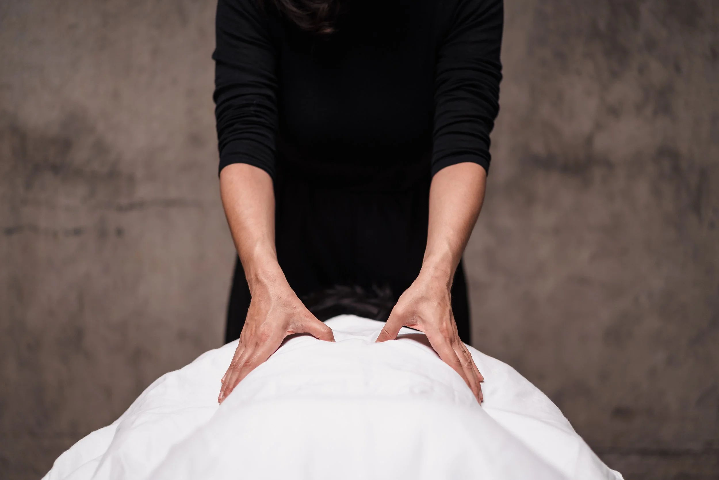 Zentrierende Handauflage – TCM-Massage zur Harmonisierung von Körper und Geist