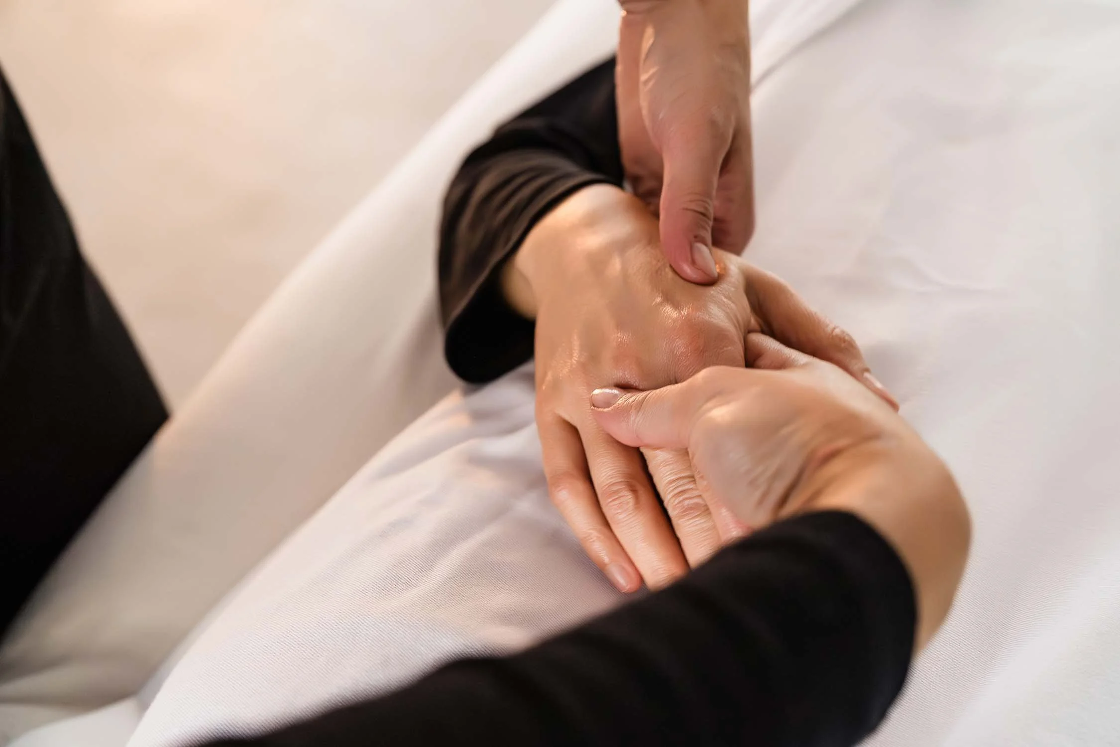 Akupressur an den Händen – ganzheitliche TCM-Behandlung