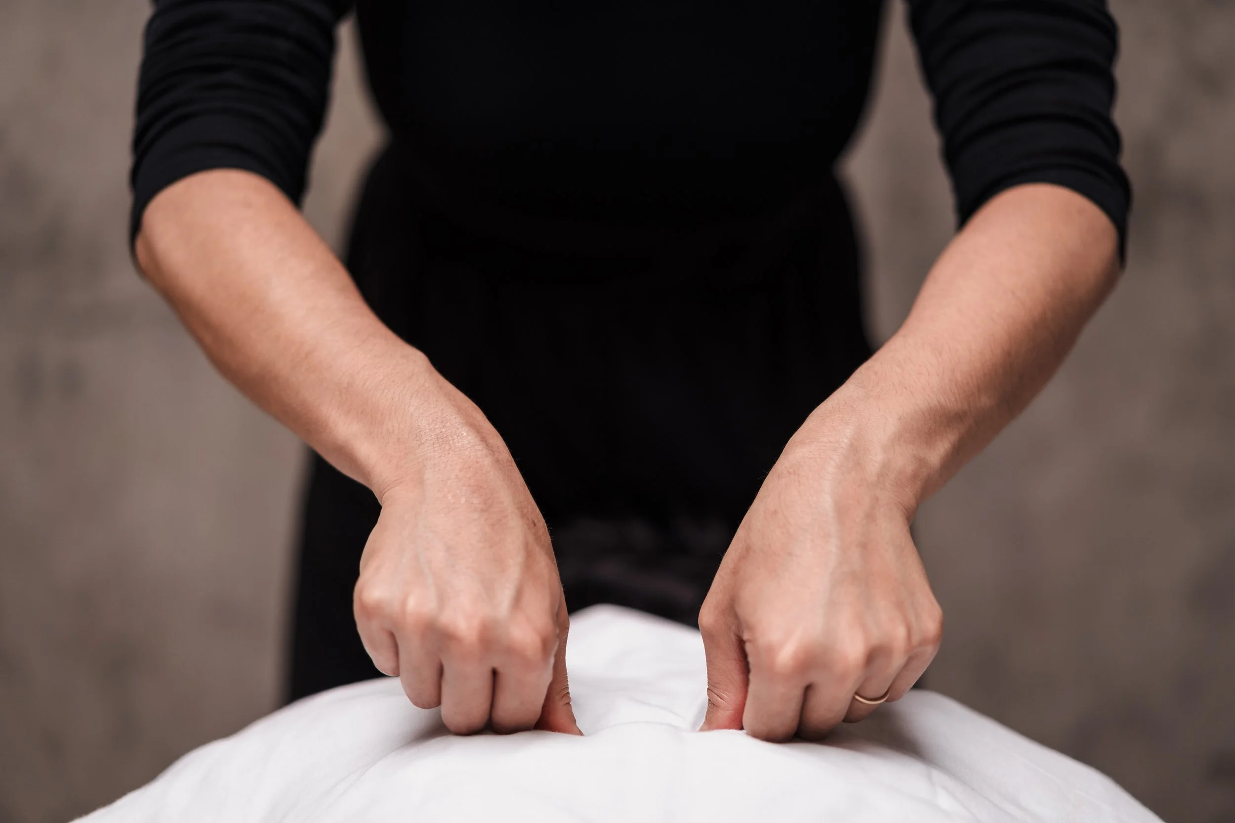Tuina Massage Basel – beidseitiger Daumendruck entlang des Rueckens zur Loesung von Verspannungen und Blockaden, traditionelle TCM Technik.