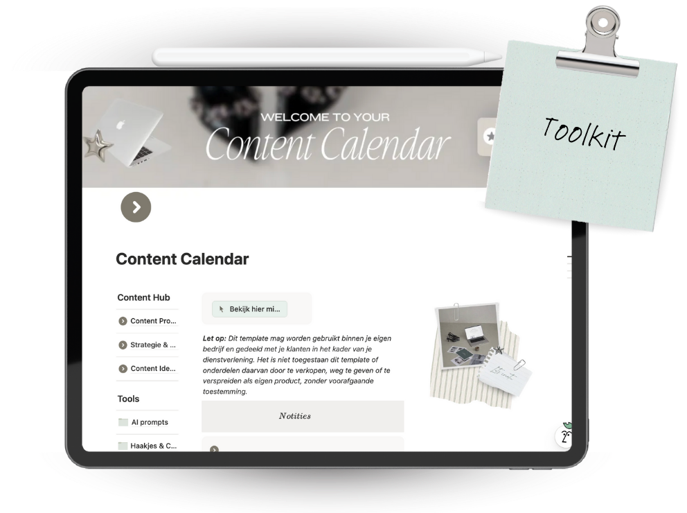 Moderne houten huis met grote glasdeur, omringd door groene struiken, met bergen op de achtergrond.