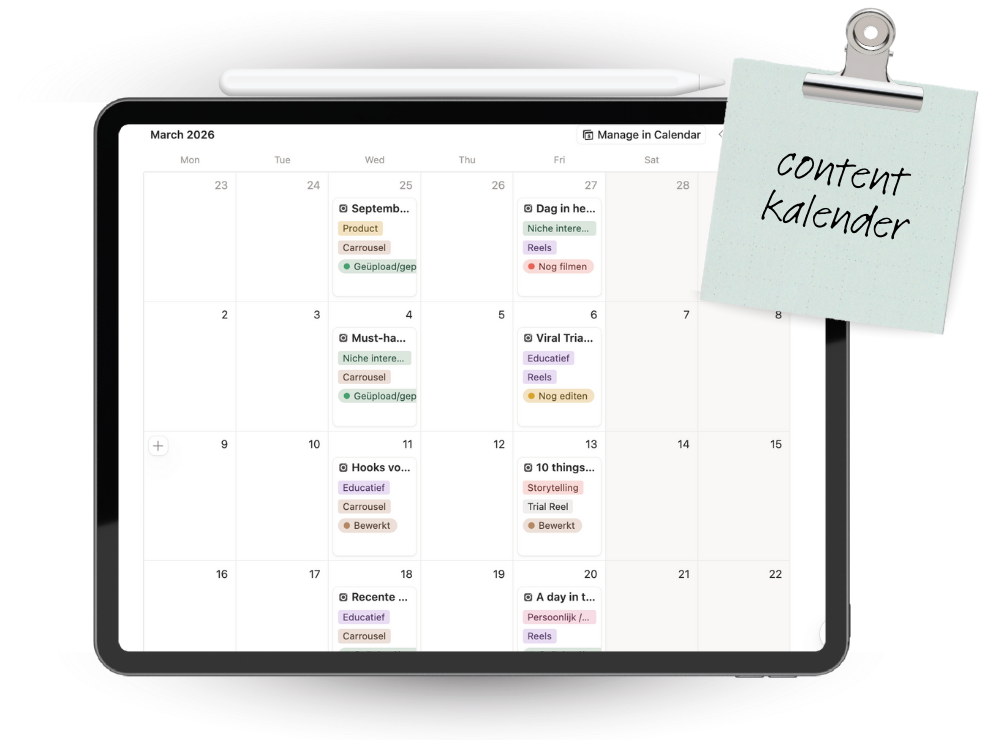 Uitzicht op een uitgestrekt meer met groene oevers, omgeven door bergen en heuvels onder een bewolkte lucht.