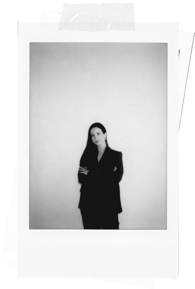 Polaroid van Verena Visser tegen een lichte muur