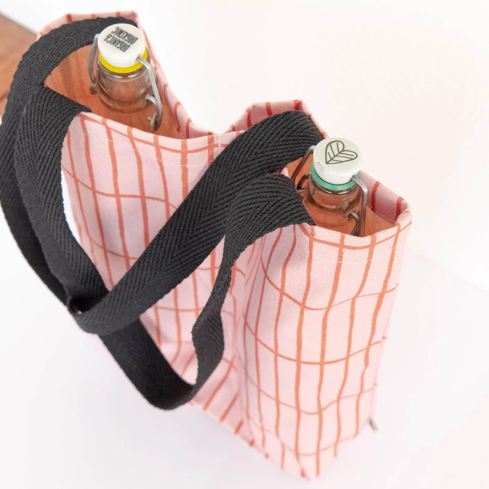 Botellera-2-petit-comite-bolsa-rejilla-rosa-negro-2 (1).jpeg