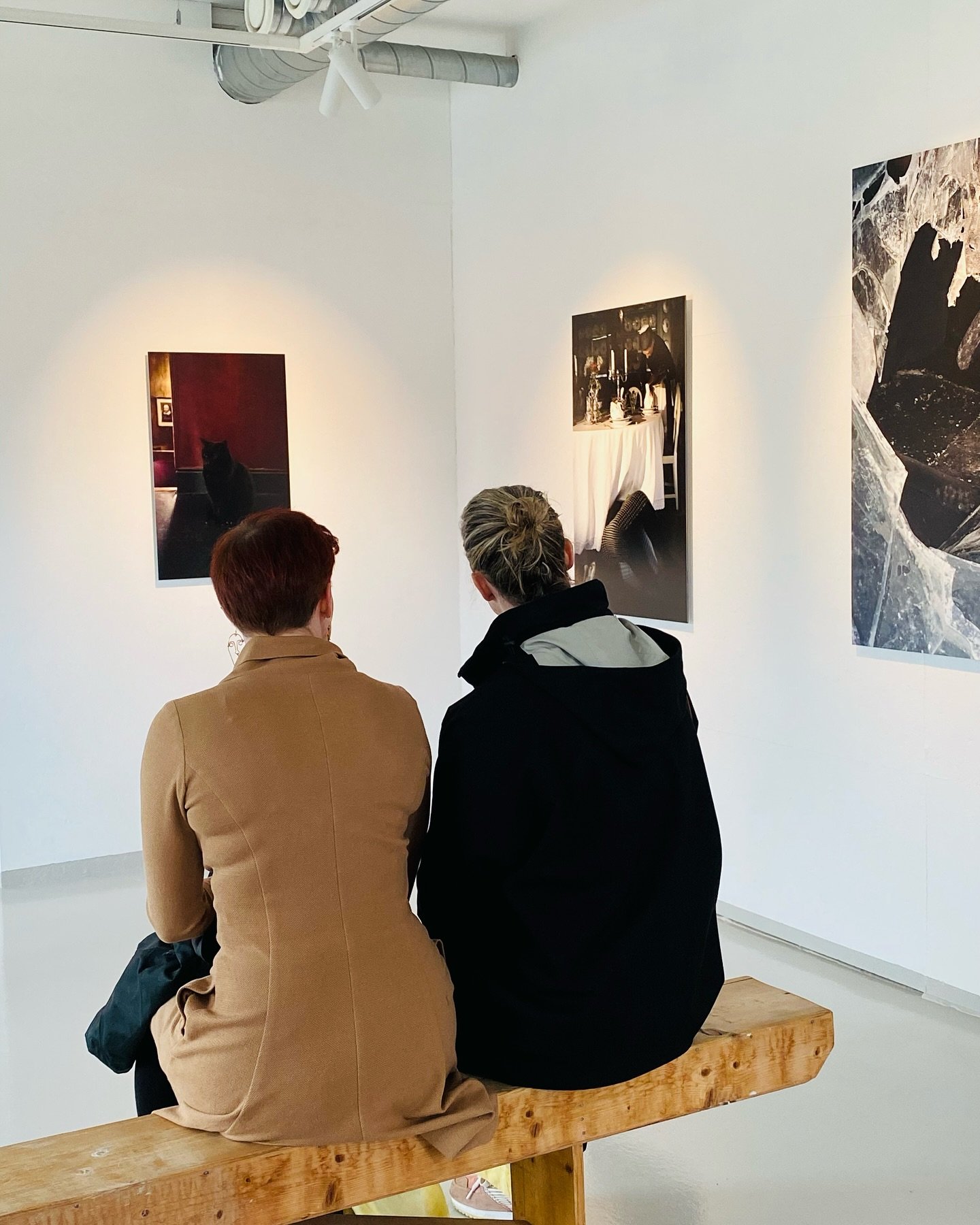 Galleriets sin Festspillutstilling  GLIPE 
Vi gratulerer utstillende kunstner @signe_m._andersen med at verkene hennes &laquo;Duken&raquo;* samt &laquo;Moon and Bird&raquo;** n&aring; har funnet hjemmene sine p&aring; Vestlandet🎉

Vi minner ogs&arin