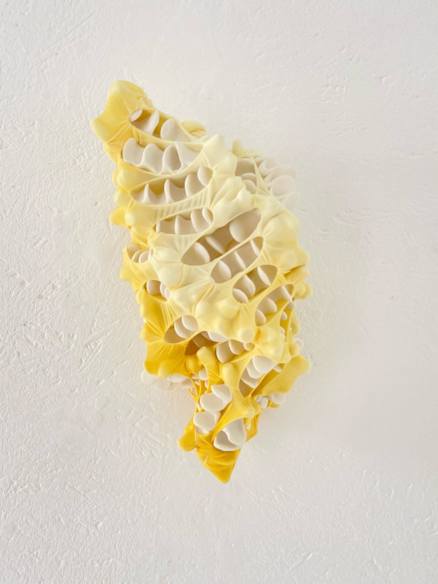 Velkommen til utstillings&aring;pning i morgen.
Her skulptur signert  Daniela Bergschneider/ @danielabergschneider. Tekstil og porselen
L. 35 cm B. 8. H. 8 cm. &laquo;Uten Tittel&raquo; 
En av tre skulpturer p&aring; utstillingen
Wir freuen uns! 🌼