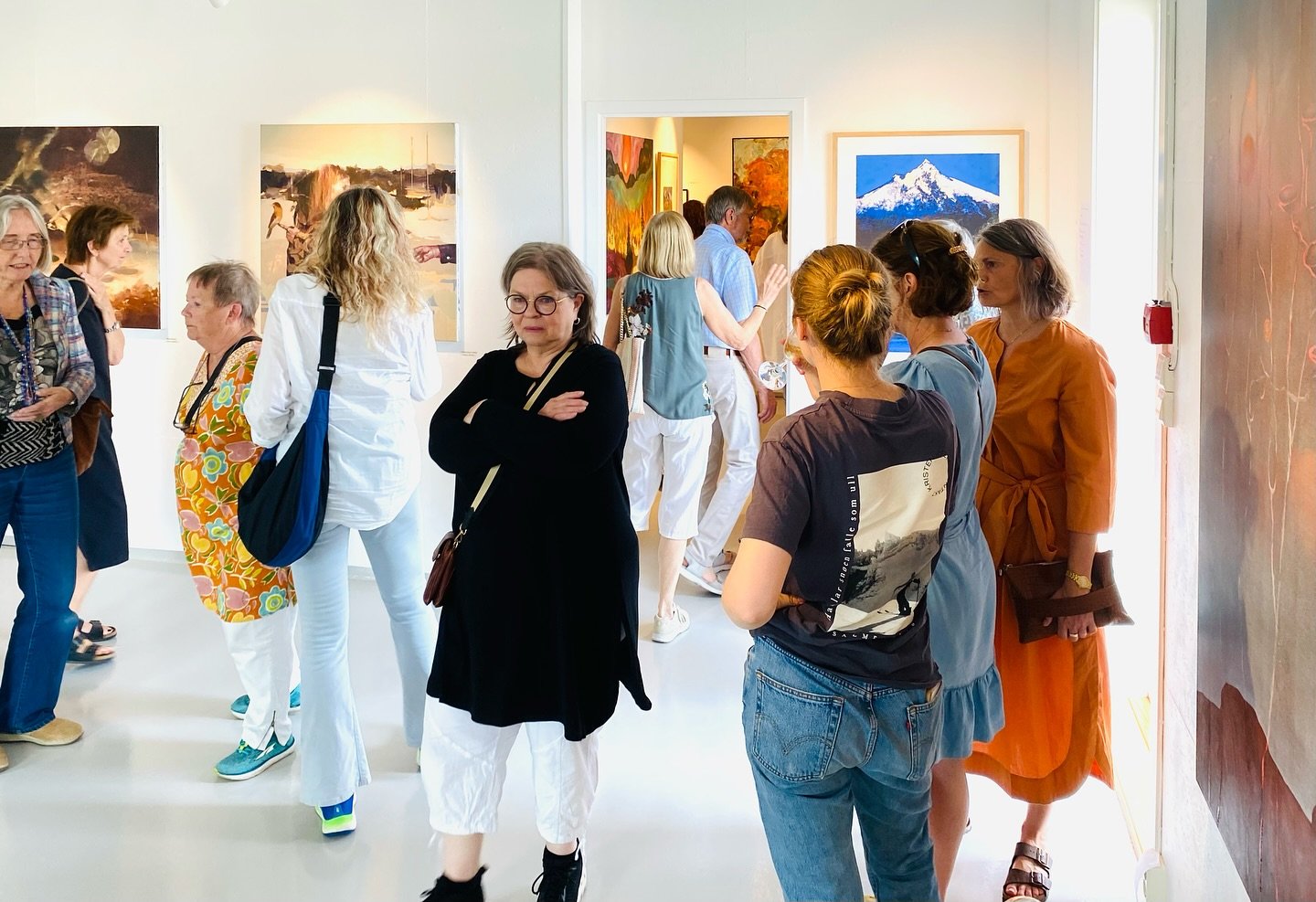 Hjertelig takk for en herlig &aring;pningsdag siste helg og velkommen innom til og med 13. juli.

25 kunstnere innen alle felt vises p&aring; v&aring;r Kollektive Jubileumsutstilling 25 &aring;r🎉