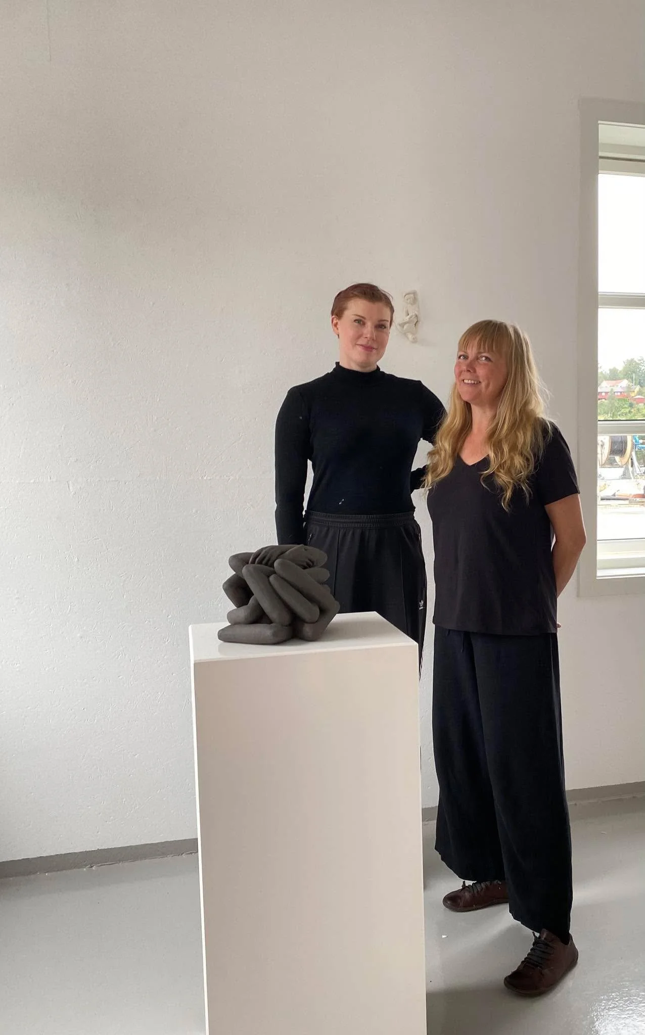 I Vedholmen Galleri
&Aring;pning i dag kl 14.
Velkommen🍃
Dans &amp; skulptur.
https://www.vedholmen-galleri.net/