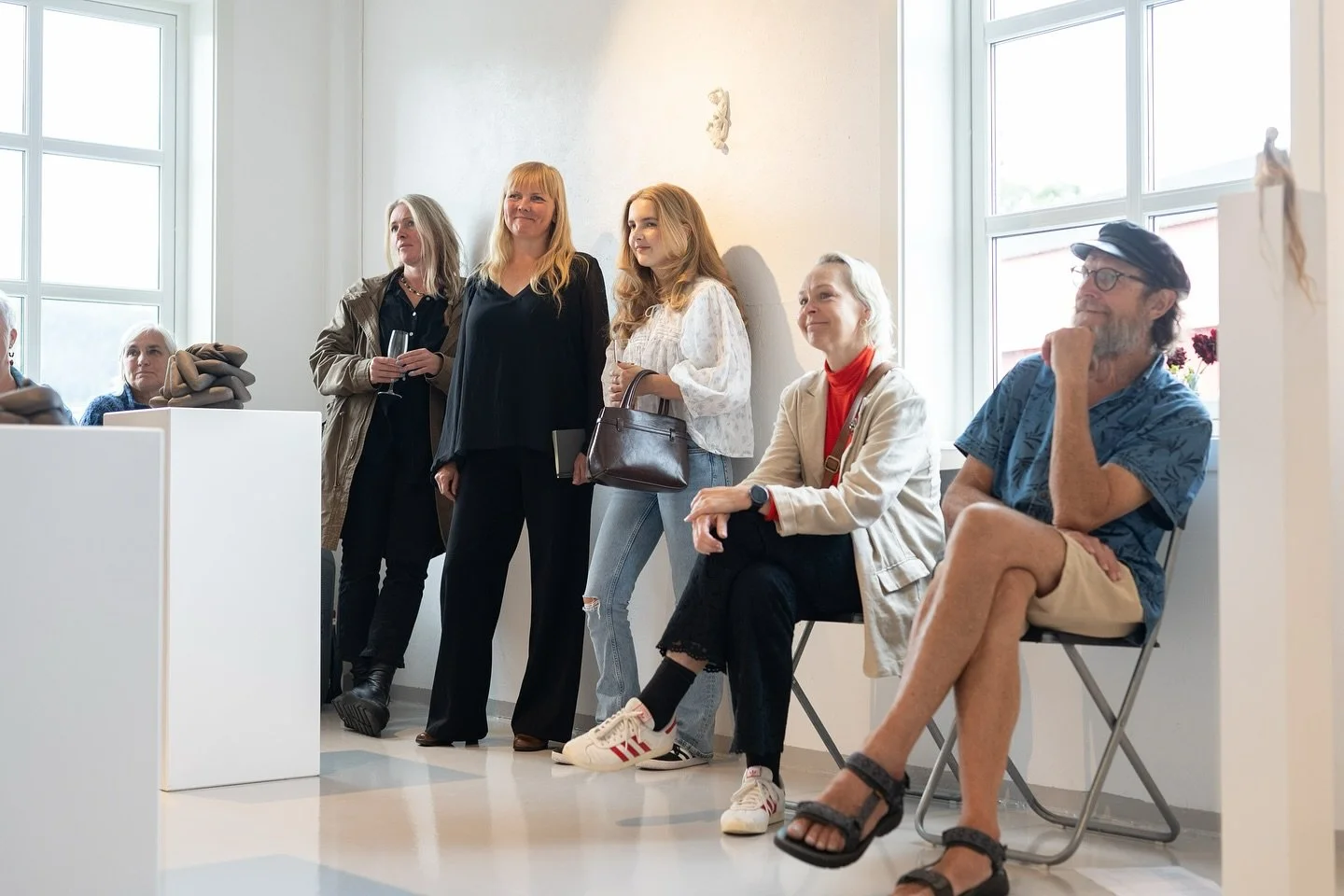 Hjertelig takk til Dere som kom p&aring; &aring;pningen i l&oslash;rdags. Hvilken flott &amp; sterk opplevelse!
Utstillingen vises til 28. september🌻

Spesielt takk til 🌹
Utstillende kunstner @k.s.mathisen 
Danser p&aring; vernissagen @malinvangsne