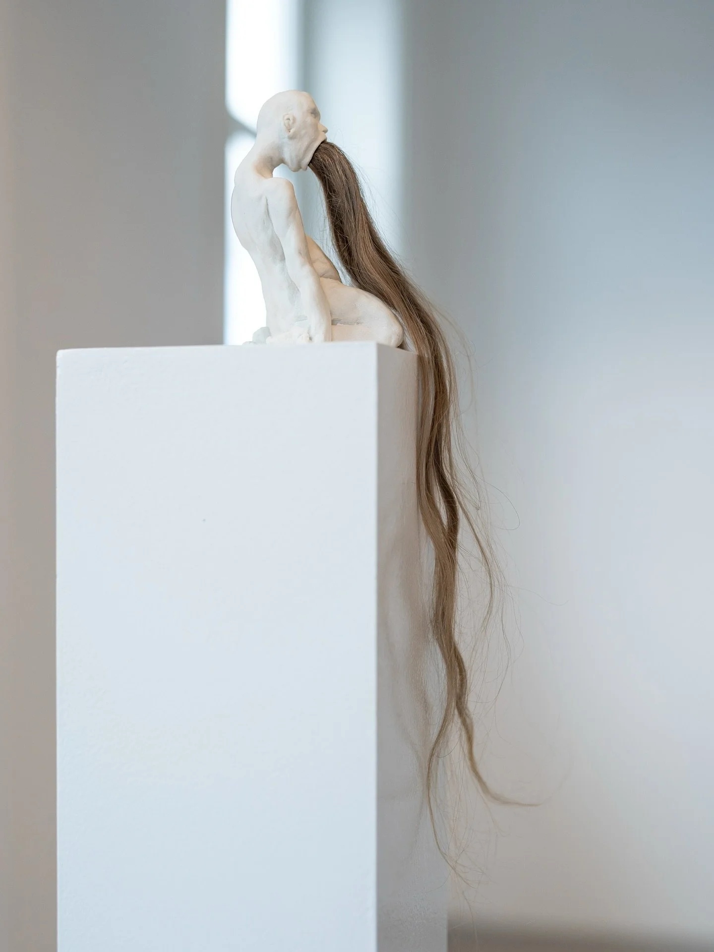 Velkommen til kunstner- treff kommende l&oslash;rdag 6. september kl 12.15-15.00 med utstillende kunstner Kamilla Sajetz Mathisen @k.s.mathisen 💥

( Skulptur p&aring; 1. bilde: &laquo;Lokk/Lock&raquo; Modellert porselen og h&aring;r.) 

Kontakt oss 