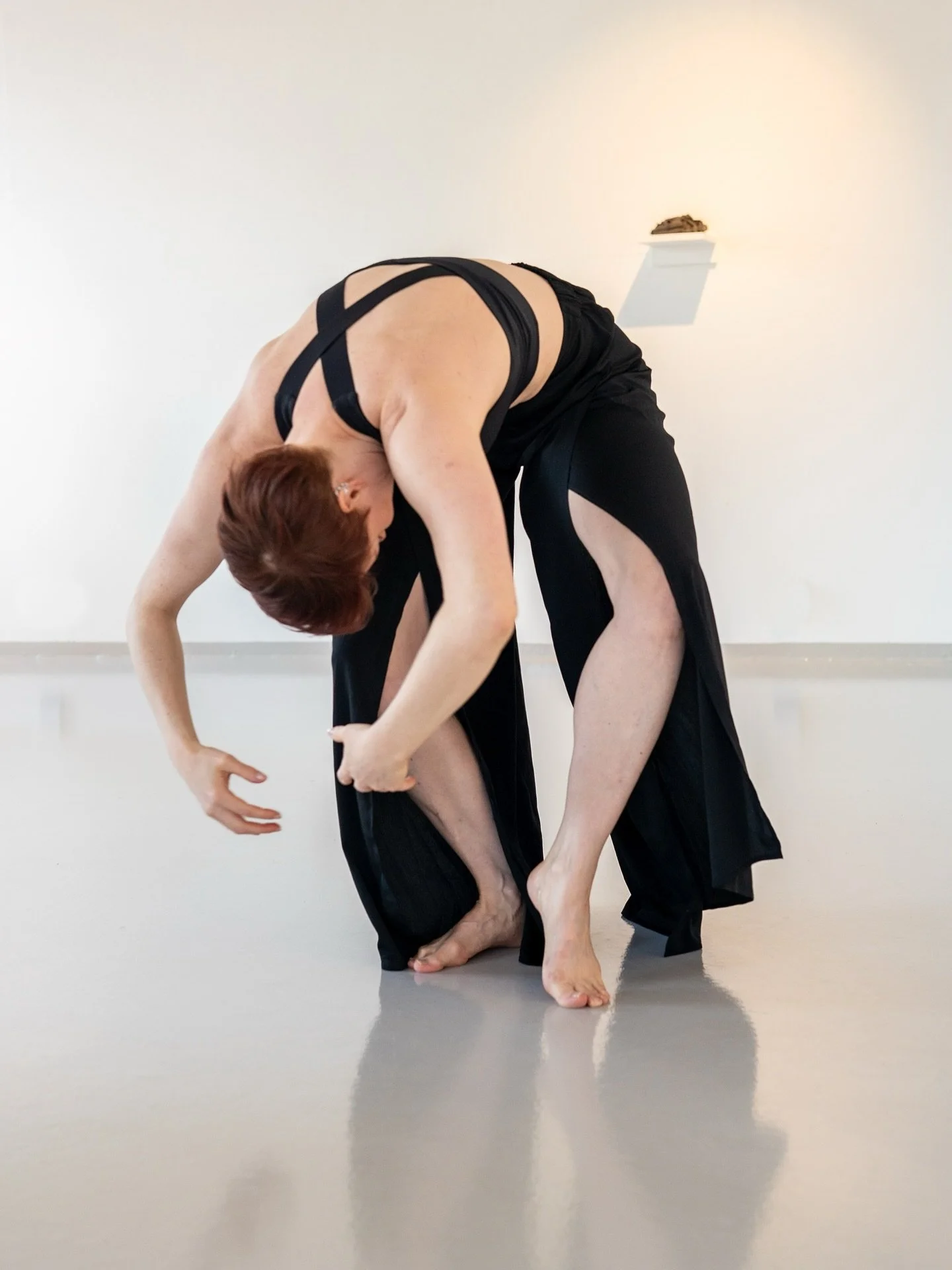 Malin N&oslash;ss Vangsnes-Weaver / preforming her own choreography in the solo-exhibition to Kamilla Sajetz Mathisen.

Later this year she shows another dance in the gallery. ( More info to come)

Due to support from @griegfoundation this sculpture-