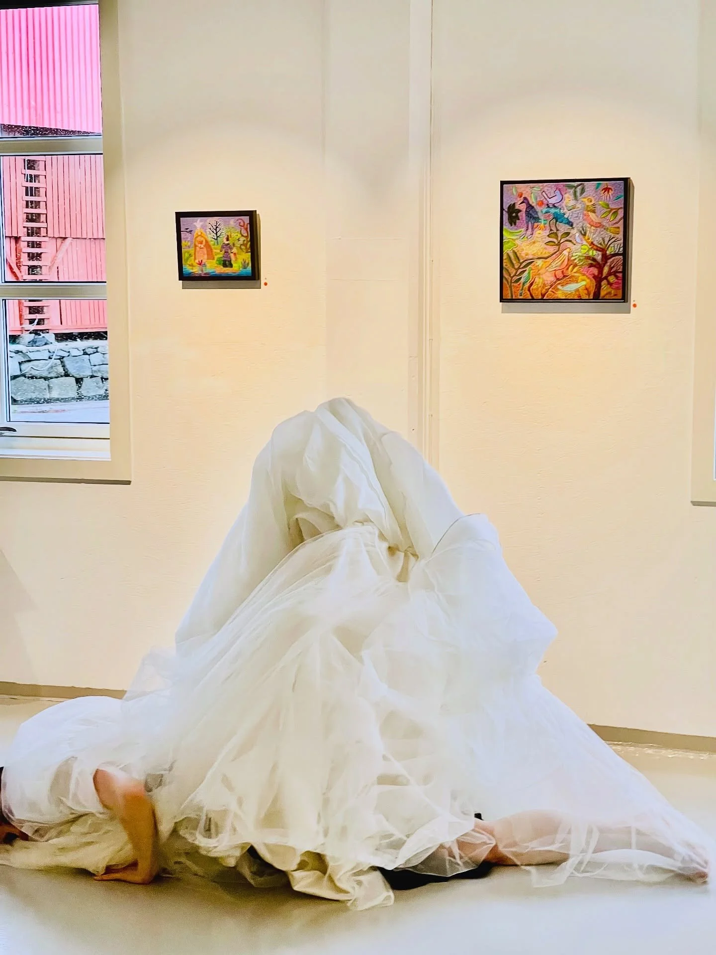 Koreograf &amp; danser Malin N&oslash;ss Vangsnes-Weaver som tok oss alle med storm.
- Fra &aring;pningen av Hennie Andersens nydelige utstilling i Hovedgalleriet &laquo; Moments of Peace&raquo; i l&oslash;rdags p&aring; tampen av &laquo;Amy&raquo;.
