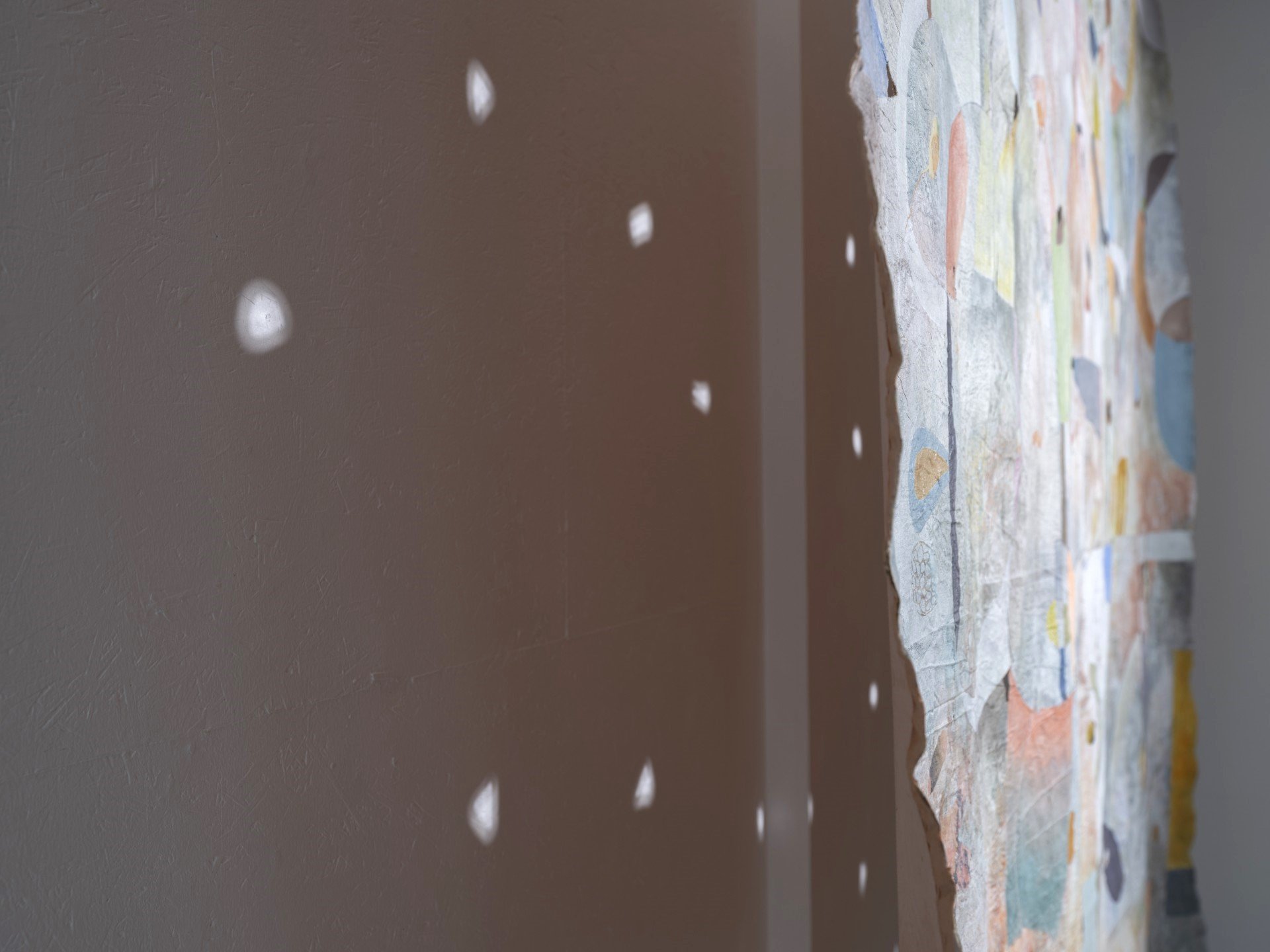 Detalje bakside -med spotlight.
"Østenfor sol"
B. 222 x H. 259 cm.
Tekstil/ papir/ akryl - Mixed media.