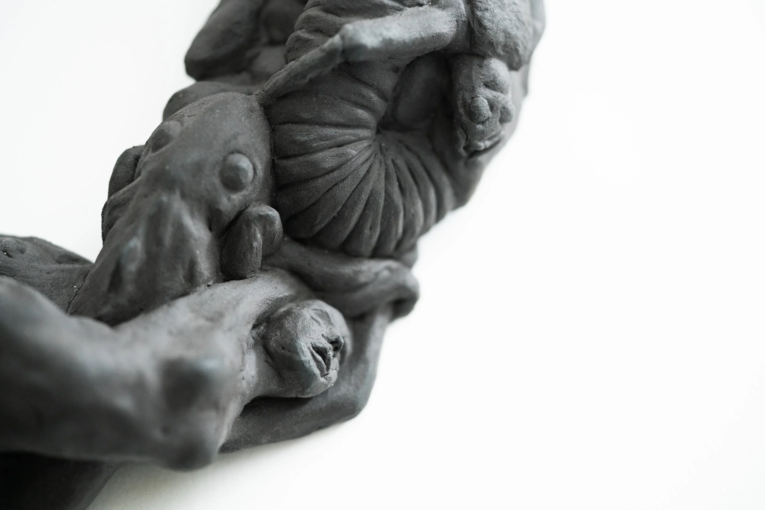 De savnede / The Missing (2025)
Modellert farget steingods.Detalje
