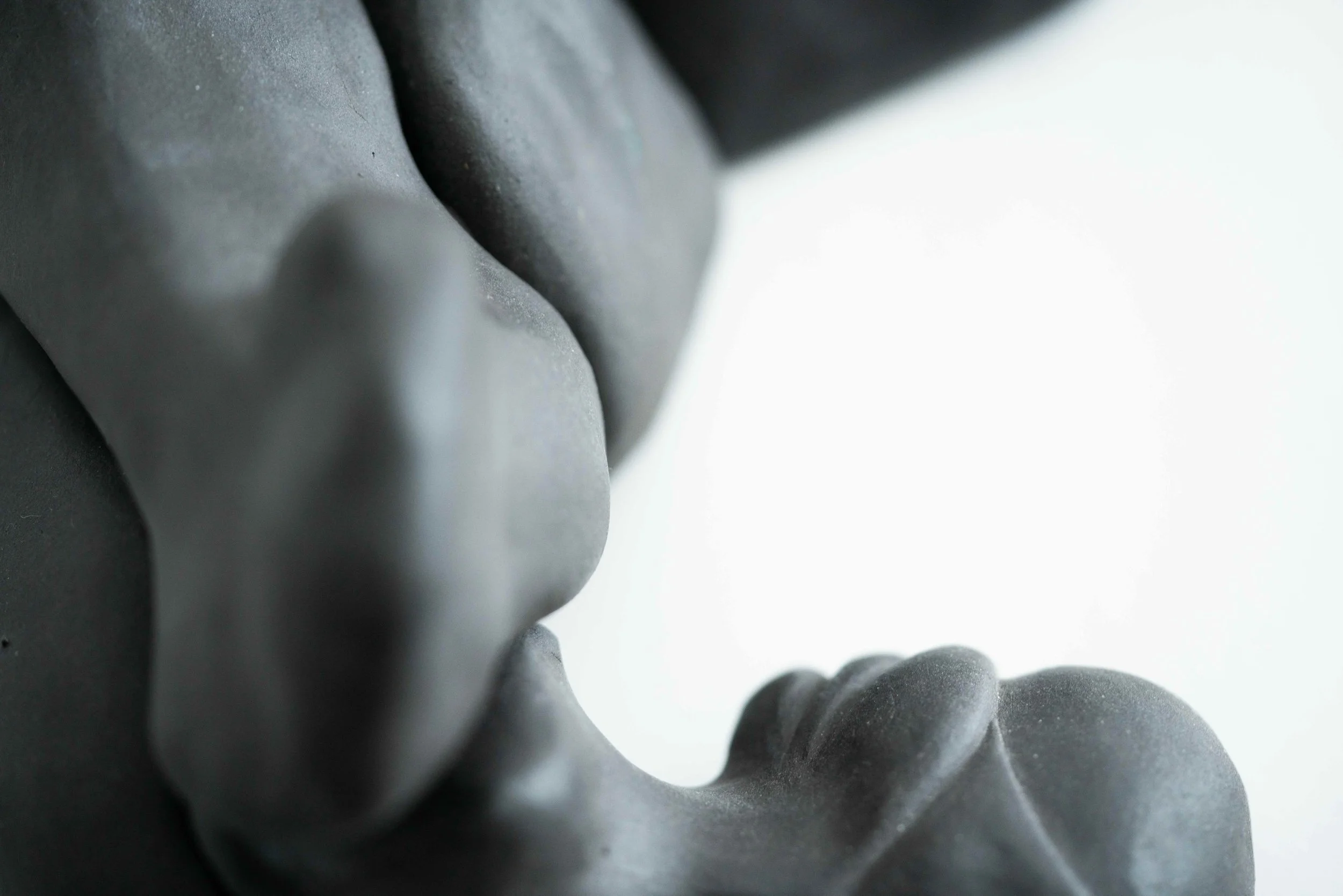 Deler/Pieces (2025)
Modellert farget steingods. Detalje