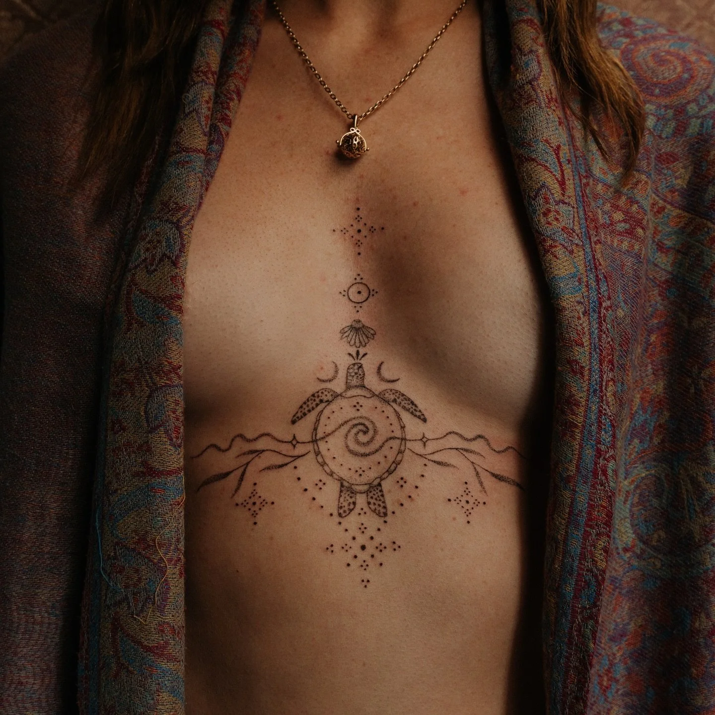 A fully handpoked piece for Neesh 🥹🥰

::

Oh I just loved doing this piece for her so much!!
This is a bit of a throw back but such a fave 🥹😍

::

Bo&ouml;kiṉgs are opeṉ for August &amp; Sept 🥰
.
.
.
.
.
.
.
.
#handpoked #handpokeartist #handpok