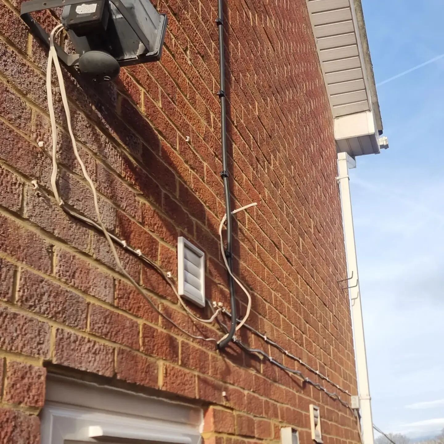It's not all about the big jobs.  Sorted this DIY wiring down the side of the house after an EICR for a customer in Wokingham.  Now nice and tidy, correct cable used, with adequate support.  The sun's out too!

#electrician #electriciansuk #handtools