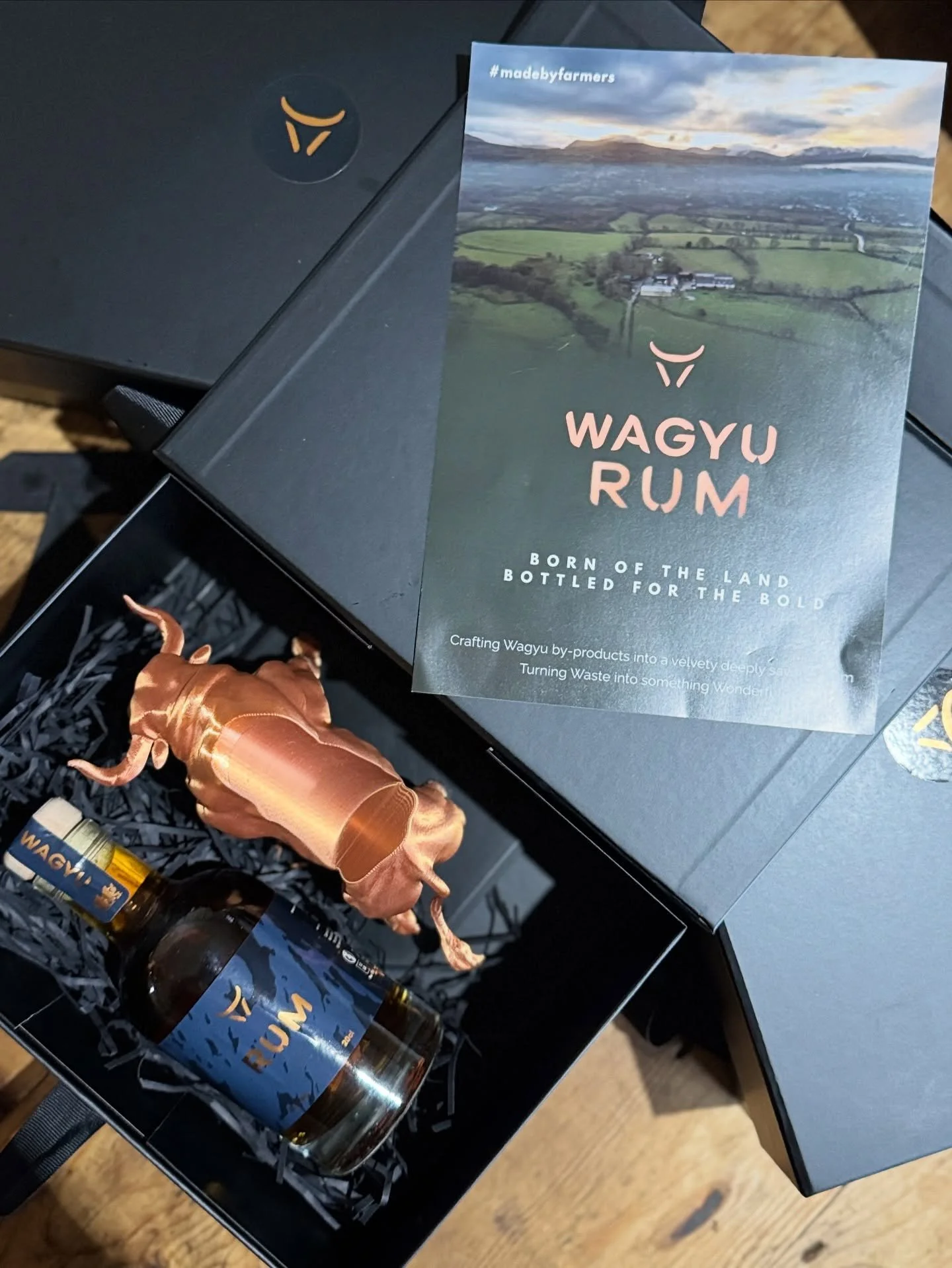 Diolch ENFWR i staff a gwirfoddolwyr Ffair Aeaf M&ocirc;n -a phob cwsmer a stopiodd wrth ein stondin i drio ein Rwm Wagyu cynaliadwy. Cafon ni rediad hurt ar y bocsys anrheg a&rsquo;r pwdins rŵm newydd. Dydan ni dal ddim yn siŵr sut wnaethon nhw ddif