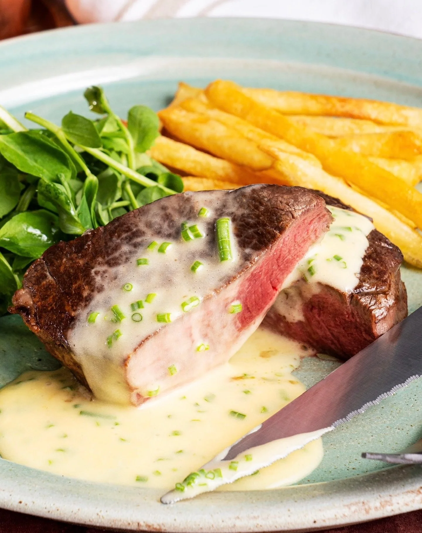 Steak night, done properly. 🥩🔥

We&rsquo;re talking:
&ndash; Proper steaks (homebred nonetheless)
&ndash; Signature skin on fries 
&ndash; Fresh side salad
&ndash; House Balsamic dressing
&ndash; And that peppercorn &amp; Wagyu rum sauce 

No booki
