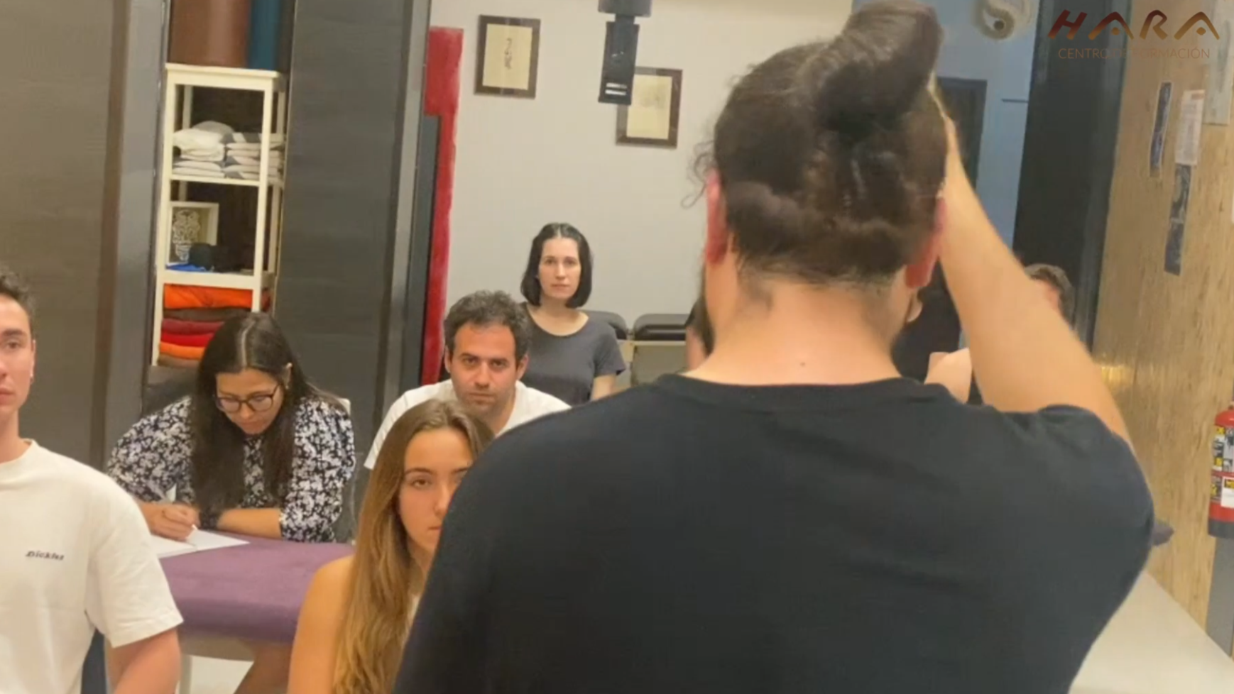 Fragmento de clase en el curso de Miofascial en HARA, donde se discuten las relaciones del tejido conectivo con la neurología, el sistema inmune y su impacto en la salud.