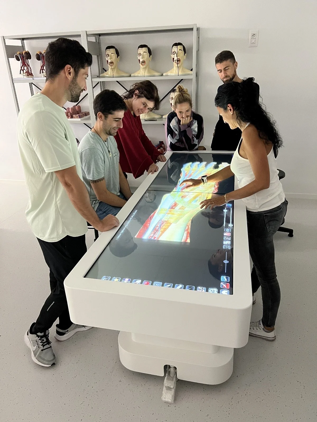 Foto de una clase magistral en la que se utiliza la máquina de disección de la UCJC para el estudio de anatomía y disección.