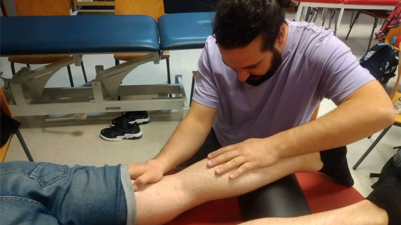 Alberto Ortiz, docente del área de miofascial, realizando un abordaje de inducción miofascial sobre el tríceps sural durante un curso de Terapia Miofascial en el centro HARA en Madrid