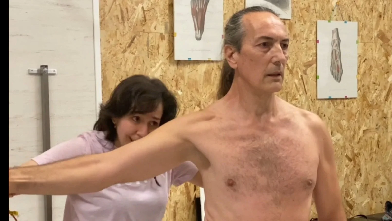 Raquel Urbano en el centro de formación HARA durante un módulo de Miofascial Integral, abordando el tratamiento del tejido conectivo mediante ejercicio con máquina isoinercial.