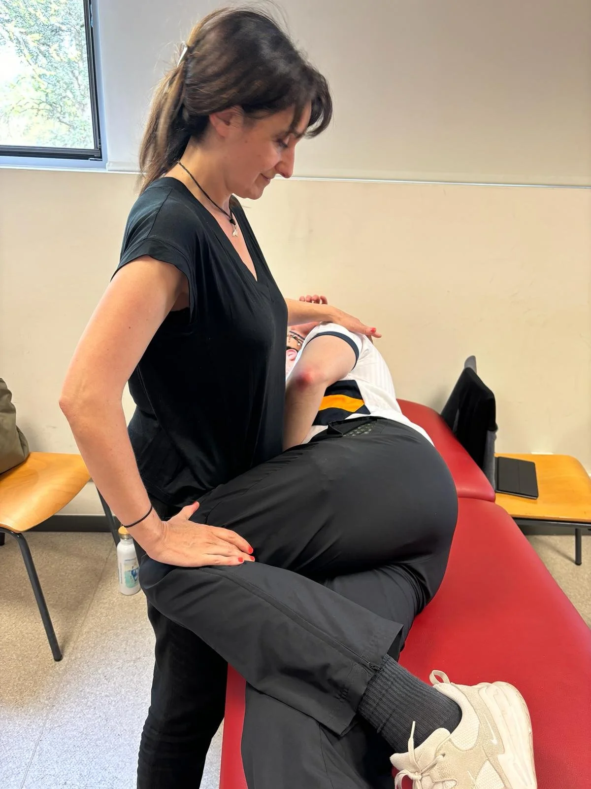 Abordaje osteopático para la corrección del raquis lumbar, mostrando técnicas manuales en un curso de Osteopatía en el centro de formación HARA en Madrid