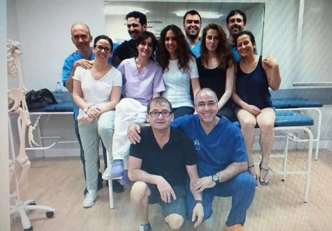Grupo de alumnos del curso de Quiromasaje en Madrid, posando juntos tras una sesión práctica.
