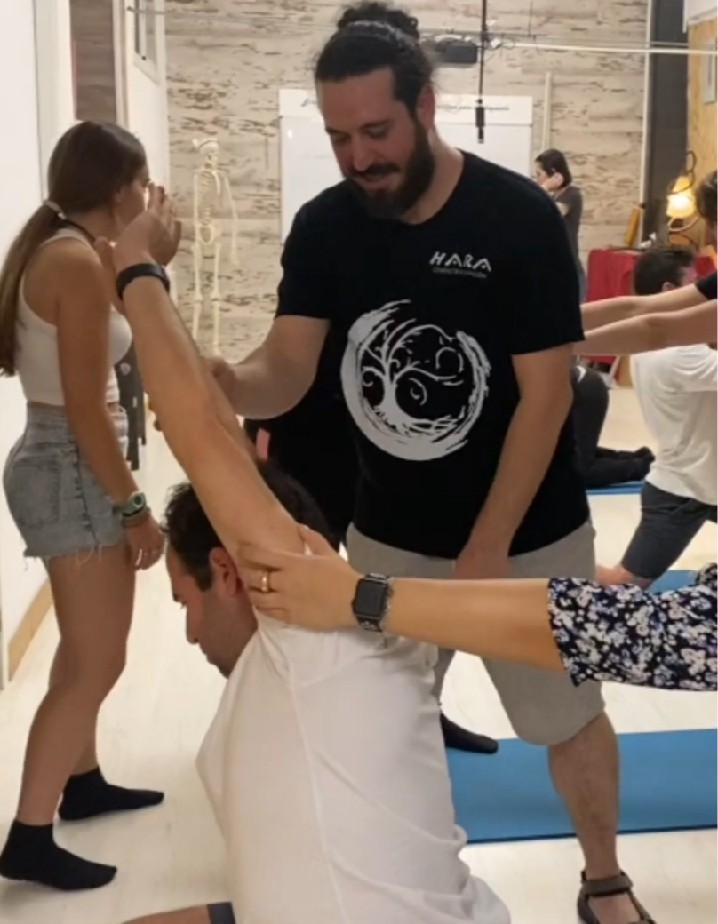 Session de valoración del tejido conectivo durante una clase en el centro de formación HARA, donde se evalúan disfunciones y se planifican tratamientos personalizados.