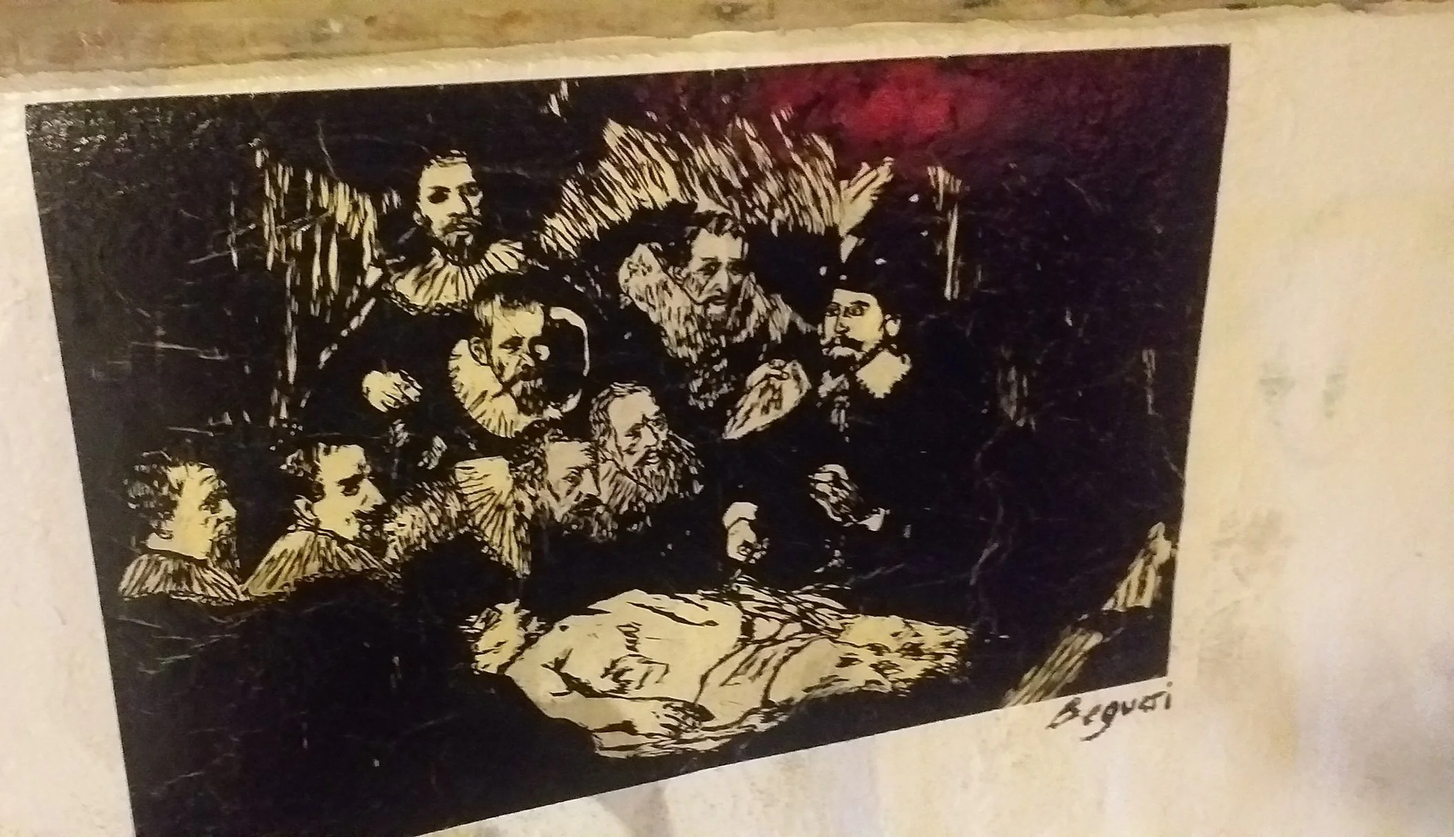Lámina del artista urbano plasmada en la fachada del centro de formación HARA, inspirada en el cuadro de Rembrandt que representa una clase de anatomía.