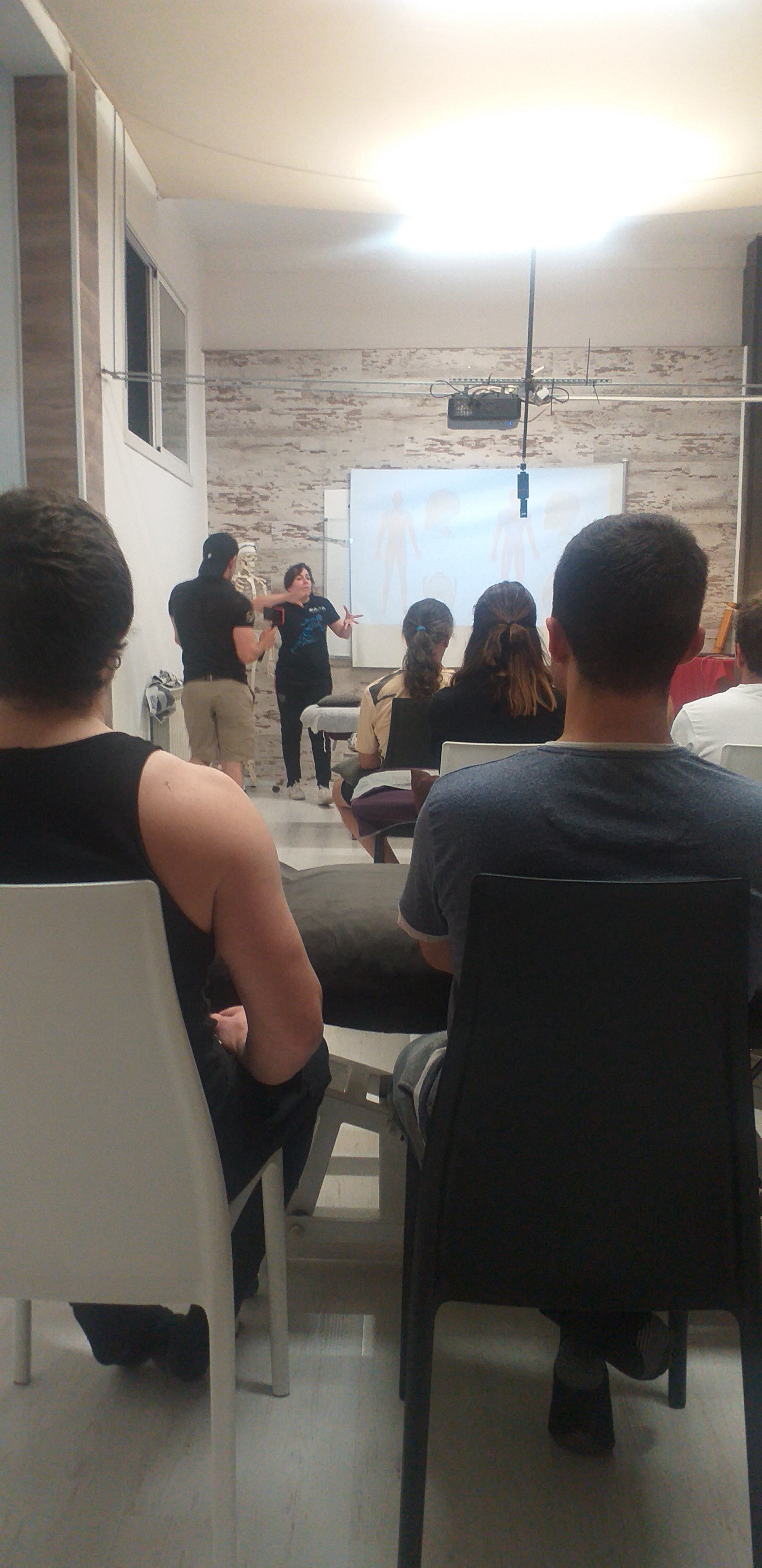 Fragmento de una clase de osteopatía en el centro de formación HARA, donde se observa a los alumnos aprendiendo técnicas de tratamiento y diagnóstico.