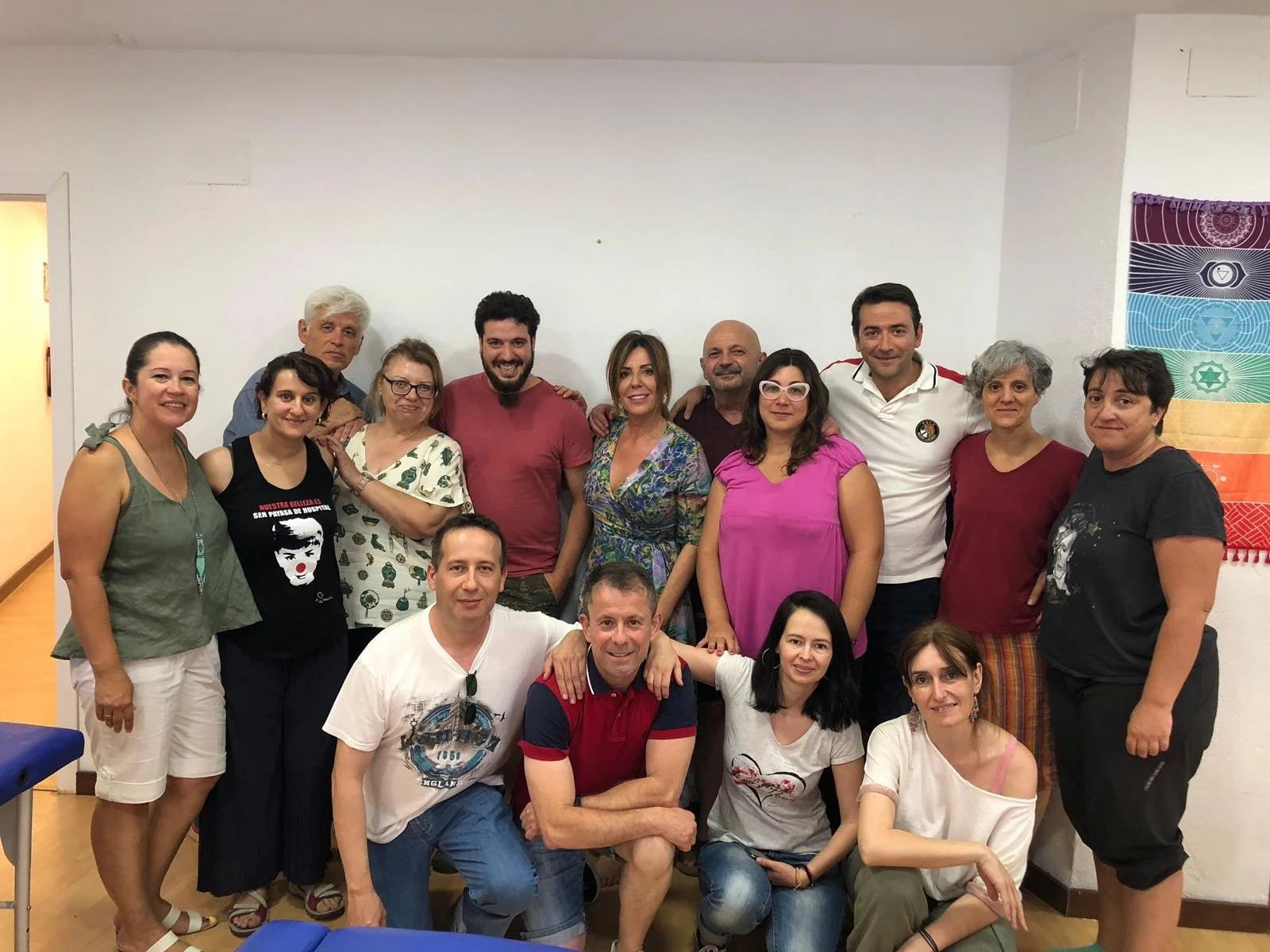 Foto de grupo del curso de Medicina Tradicional China y Acupuntura en HARA en Madrid, con alumnos y docentes posando juntos al final del curso.