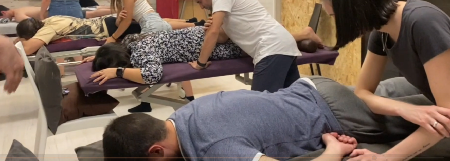 Práctica de alumnos durante el curso de Terapia Miofascial en el centro de formación HARA, donde están aplicando técnicas de tratamiento y evaluación.