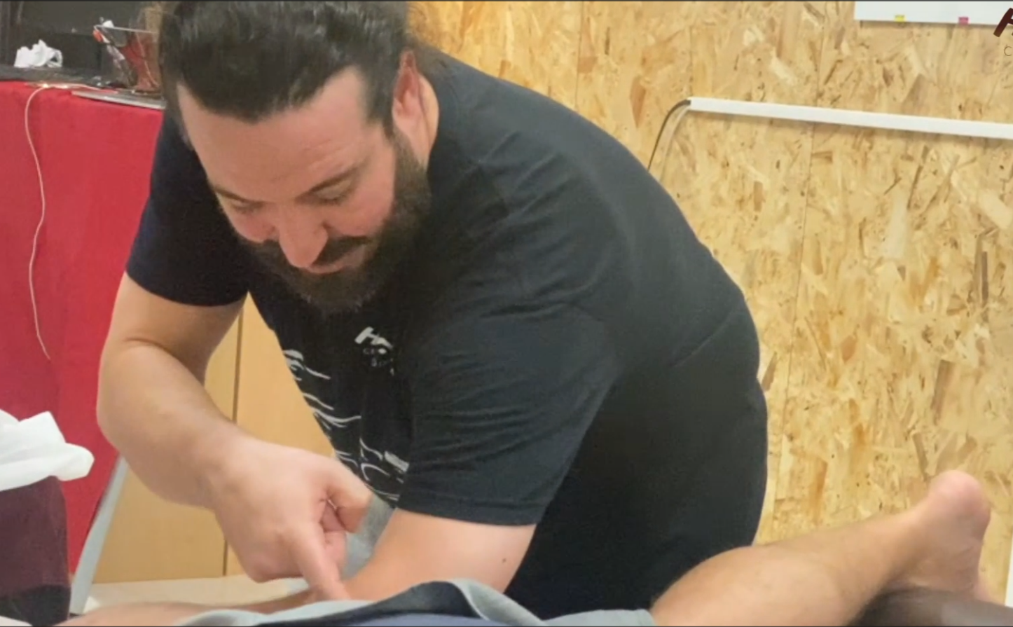 Explicación sobre abordaje de técnicas miofasciales en HARA Fisioterapia & Formación en Madrid