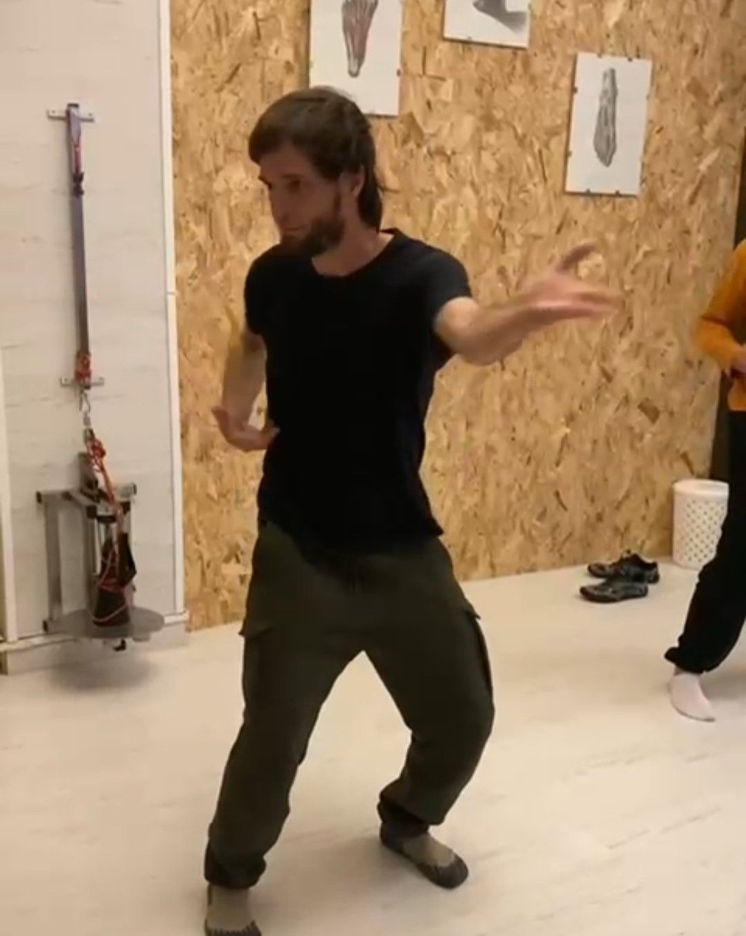 Fotografía de Noel, profesor de chi-kung, durante un taller en el centro de formación HARA, mostrando técnicas de movimiento y respiración.