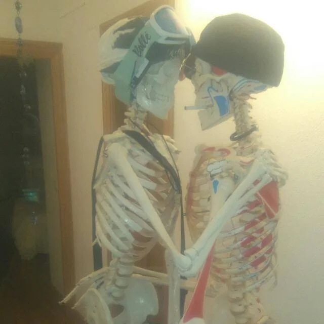 Modelos anatómicos decorados de manera creativa, mostrando una representación divertida de 'anatomía enamorada' en el centro de formación HARA, simbolizando la conexión entre el cuerpo y la emoción.