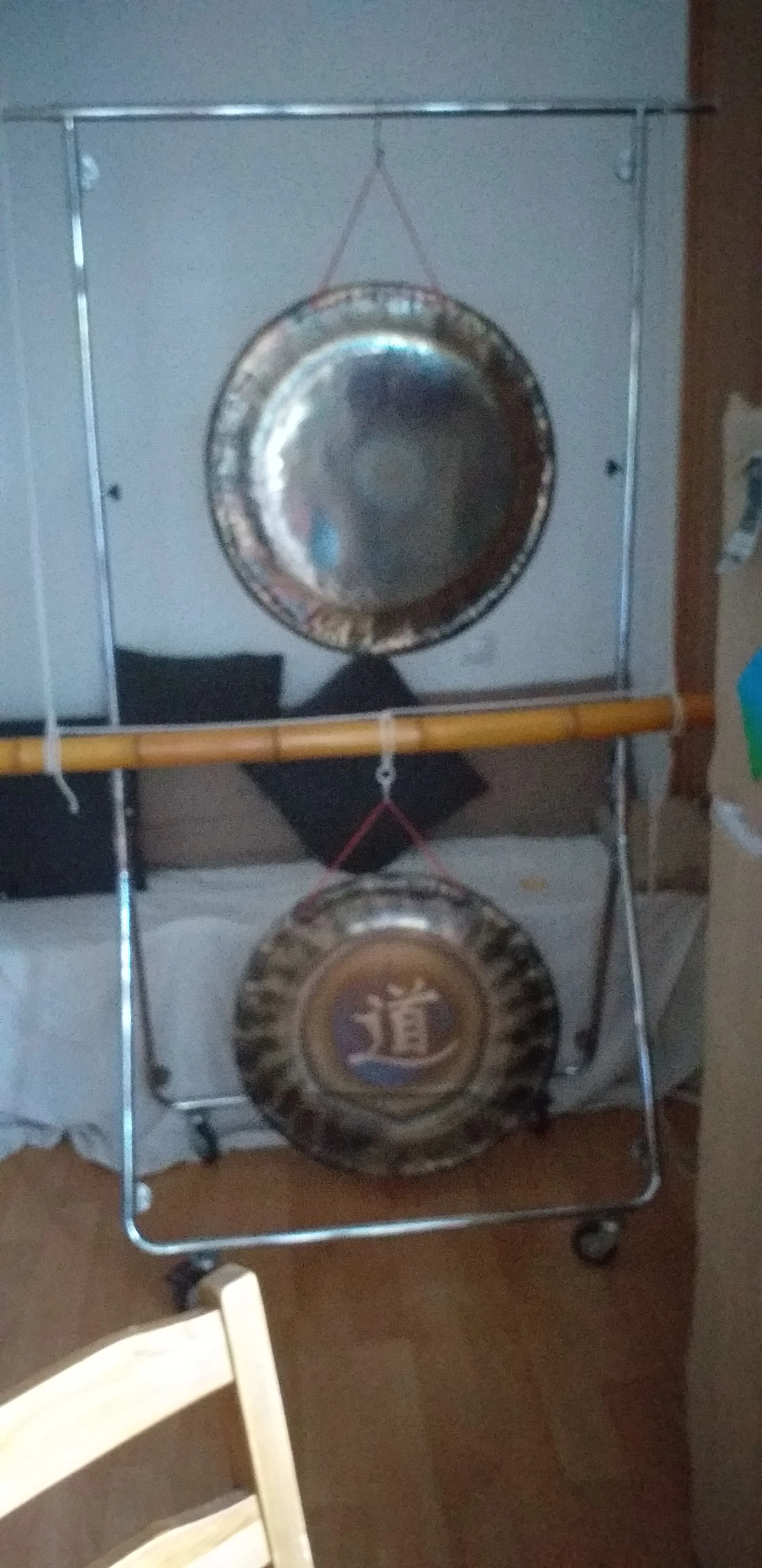 Dos gongs, instrumentos musicales, expuestos en el centro de formación HARA, utilizados en sesiones de relajación y terapias centradas en la sonoterapia y la Medicina Tradicional China.