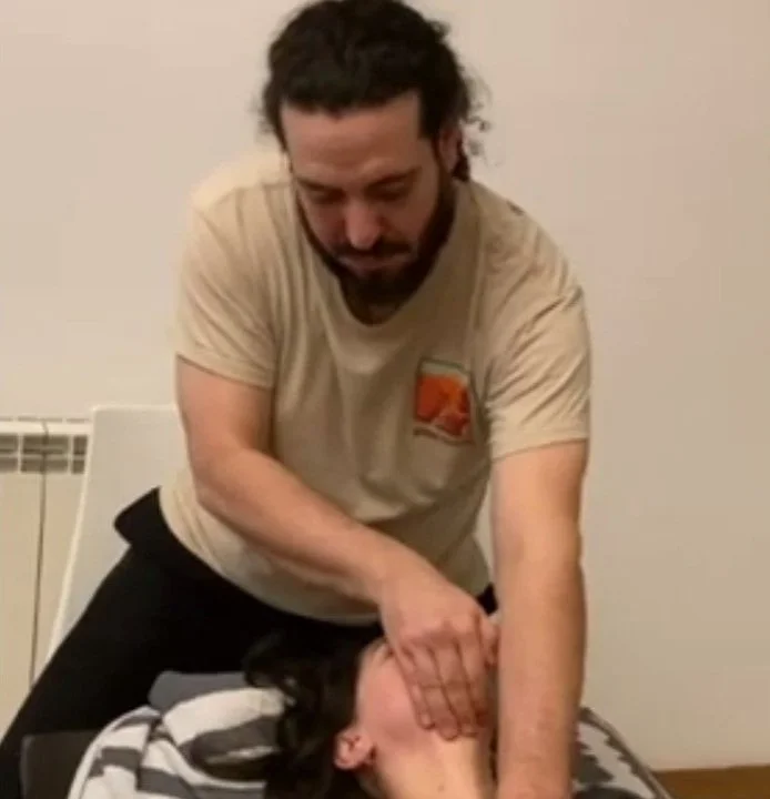 Técnica de liberación de pericardio explicada durante el curso de Osteopatía Visceral en el centro de formación HARA en Madrid, enfocada en el tratamiento de disfunciones y bienestar general.